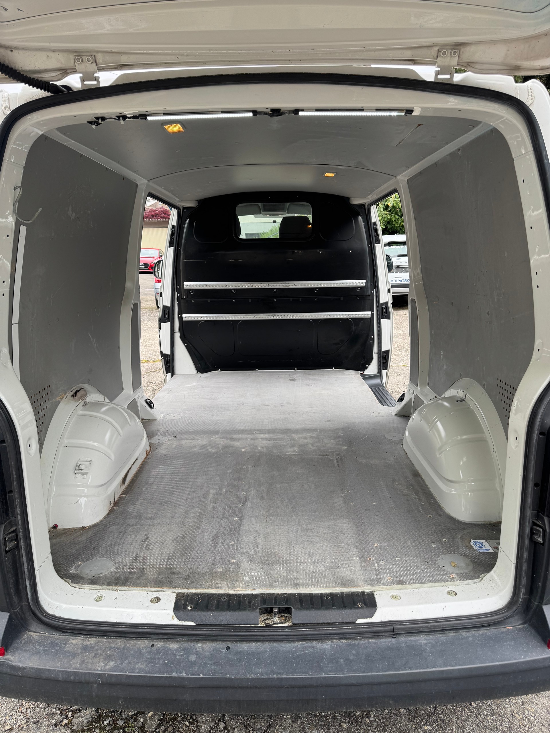 VW T6 2.0 TDI 4Motion DSG-image-10