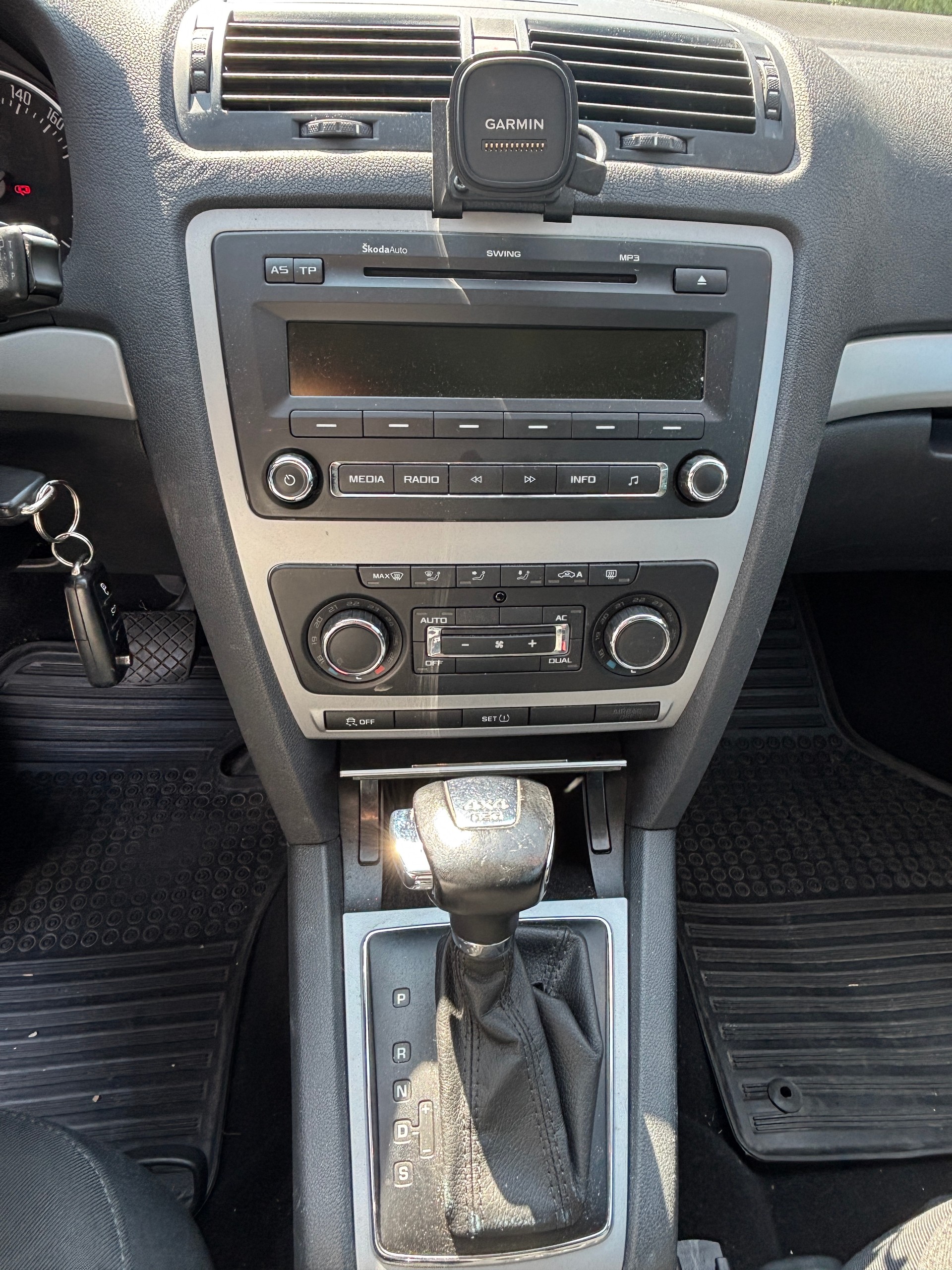 SKODA Octavia Combi 2.0 TDI Ambition 4x4 DSG-image-11