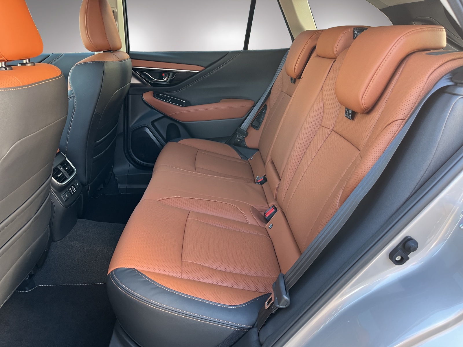 SUBARU Outback 2.5i 30th Anniversary Tan-image-13