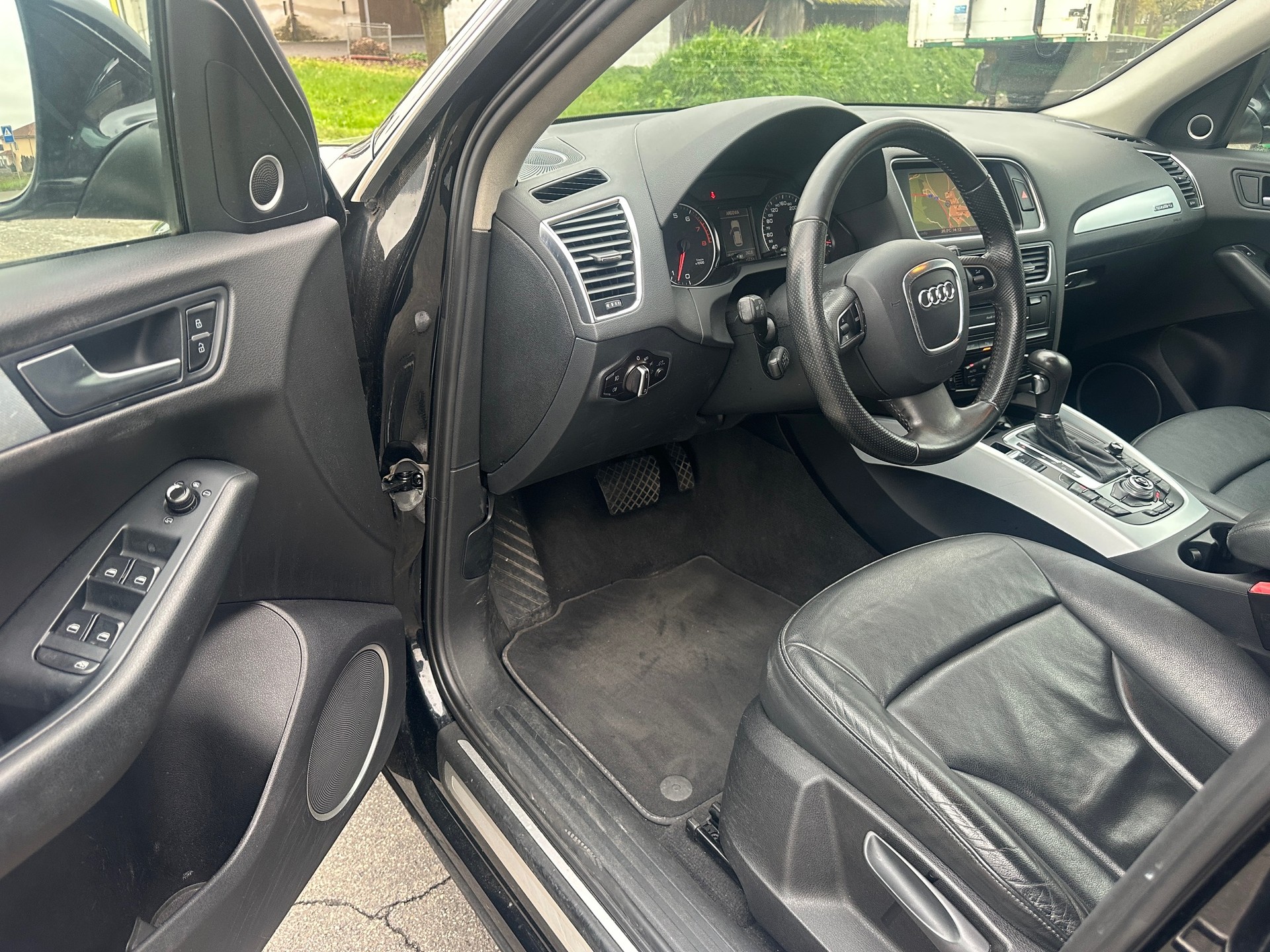 AUDI Q5 3.2 FSI quattro S-tronic-image-8