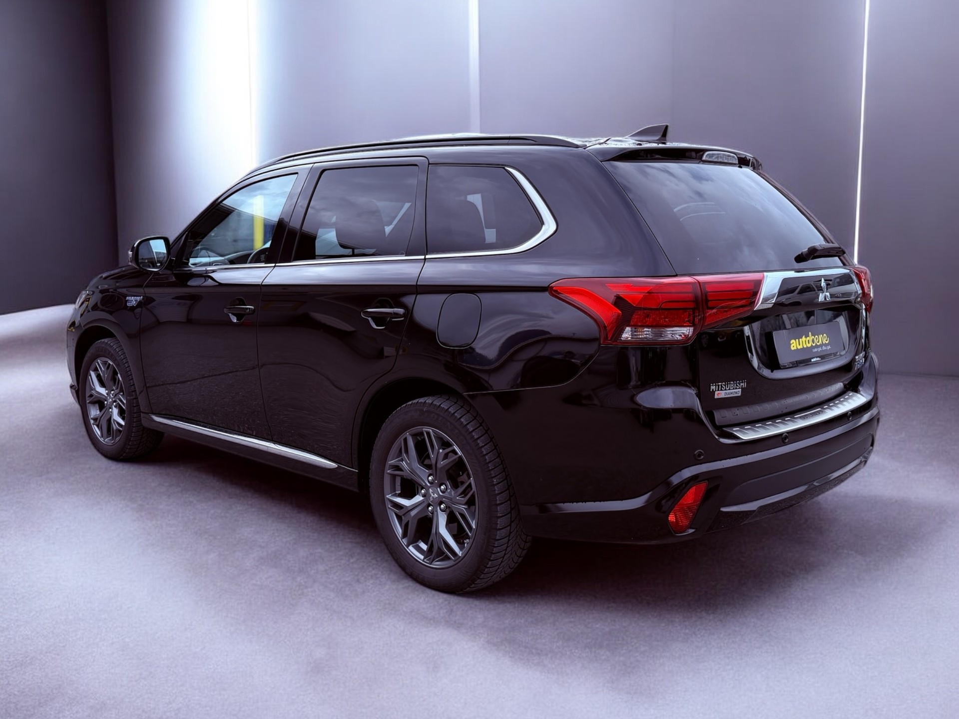 MITSUBISHI Outlander 2.0 PHEV Diamond 4WD Automatic-image-3