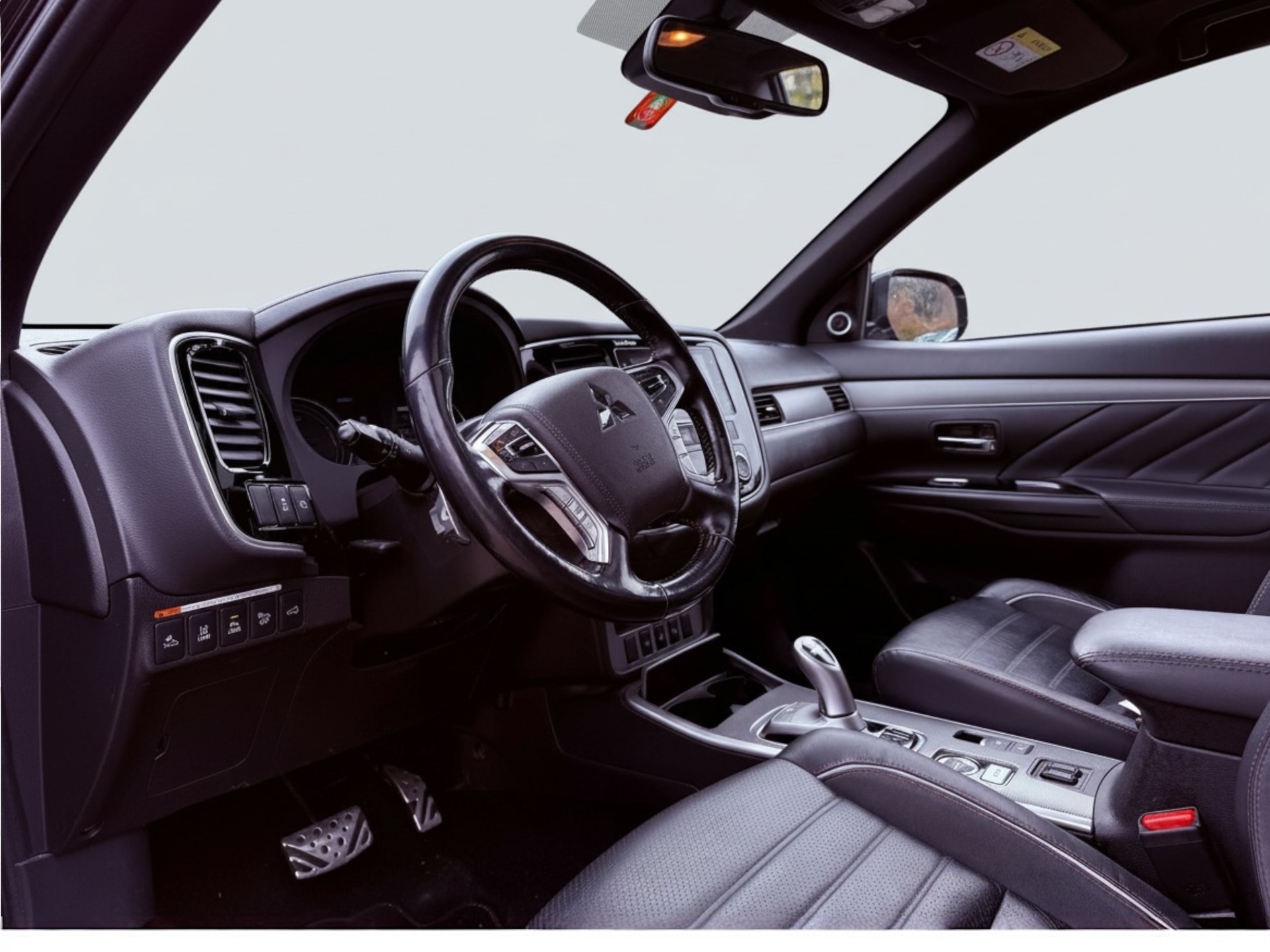 MITSUBISHI Outlander 2.0 PHEV Diamond 4WD Automatic-image-6