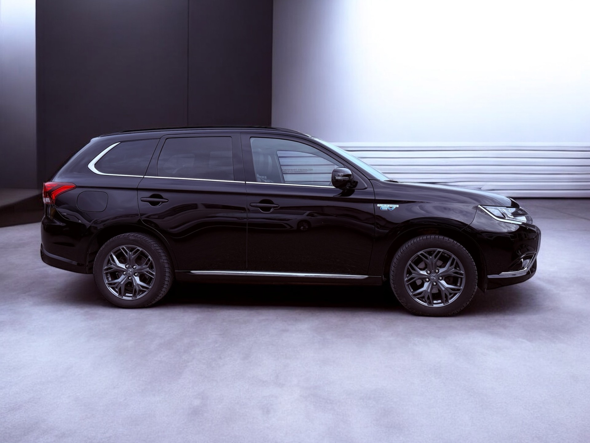 MITSUBISHI Outlander 2.0 PHEV Diamond 4WD Automatic-image-2