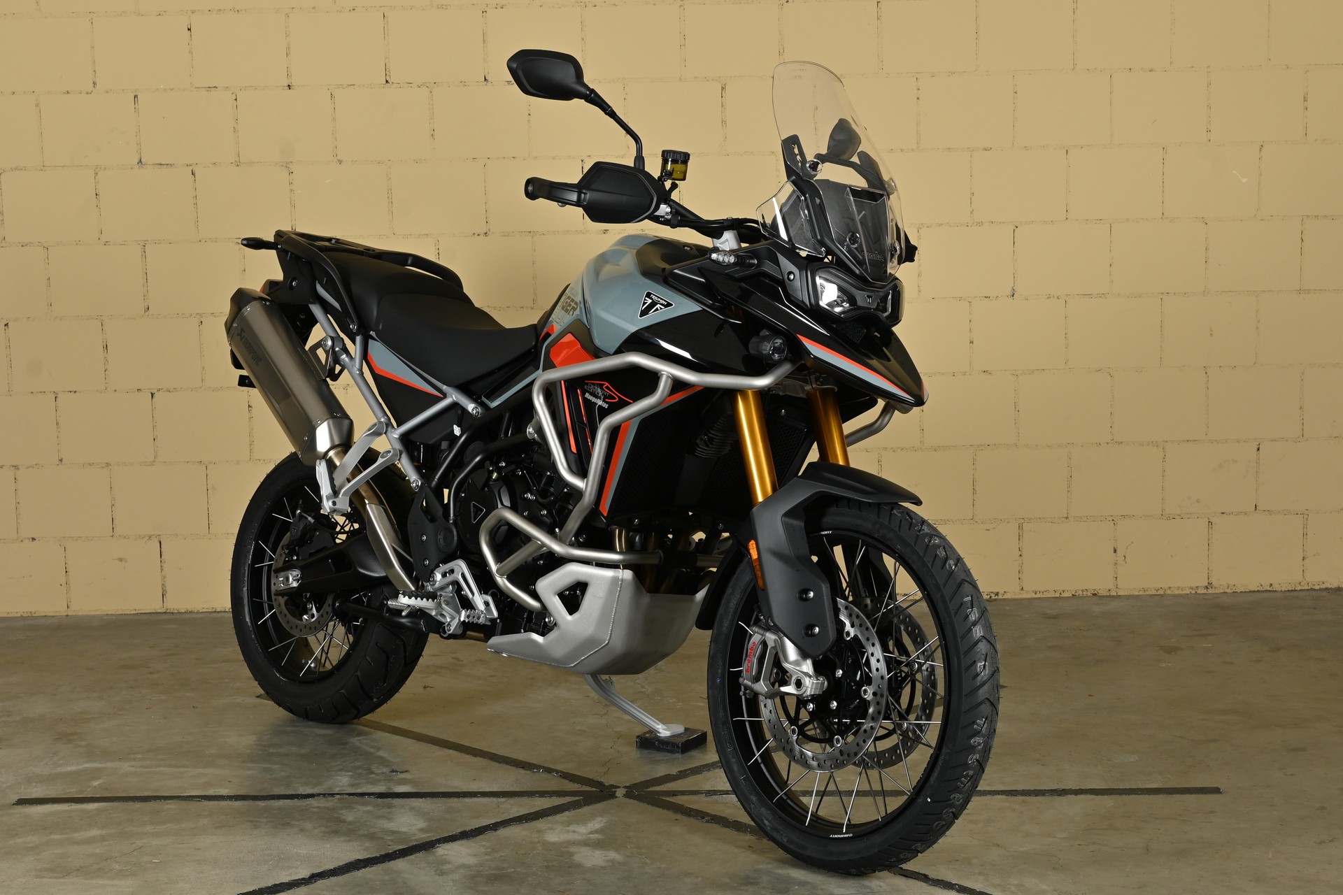 TRIUMPH 900 Rally Pro Desert Edition-showroom-element-3