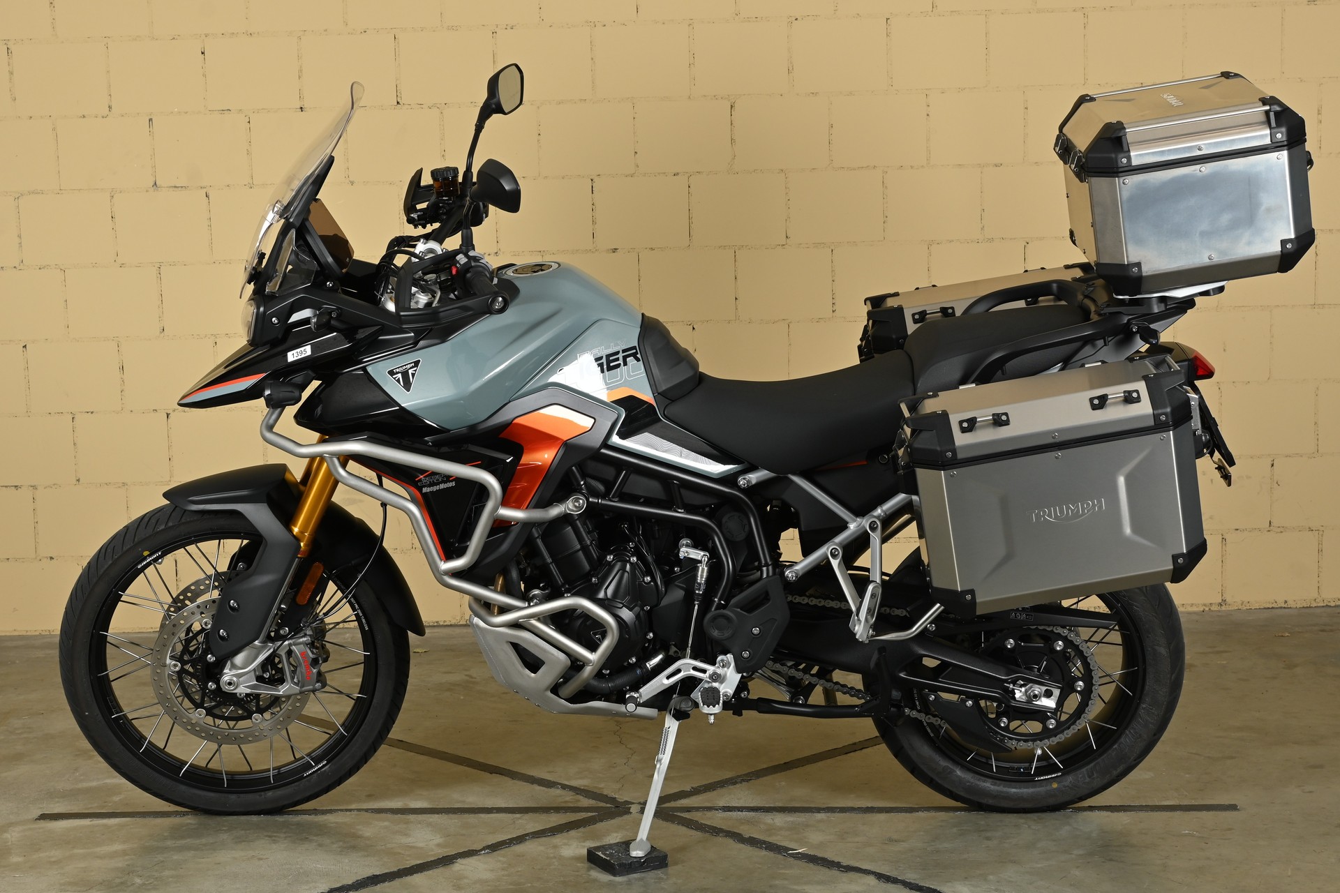 TRIUMPH 900 Rally Pro Desert Edition-showroom-element-1