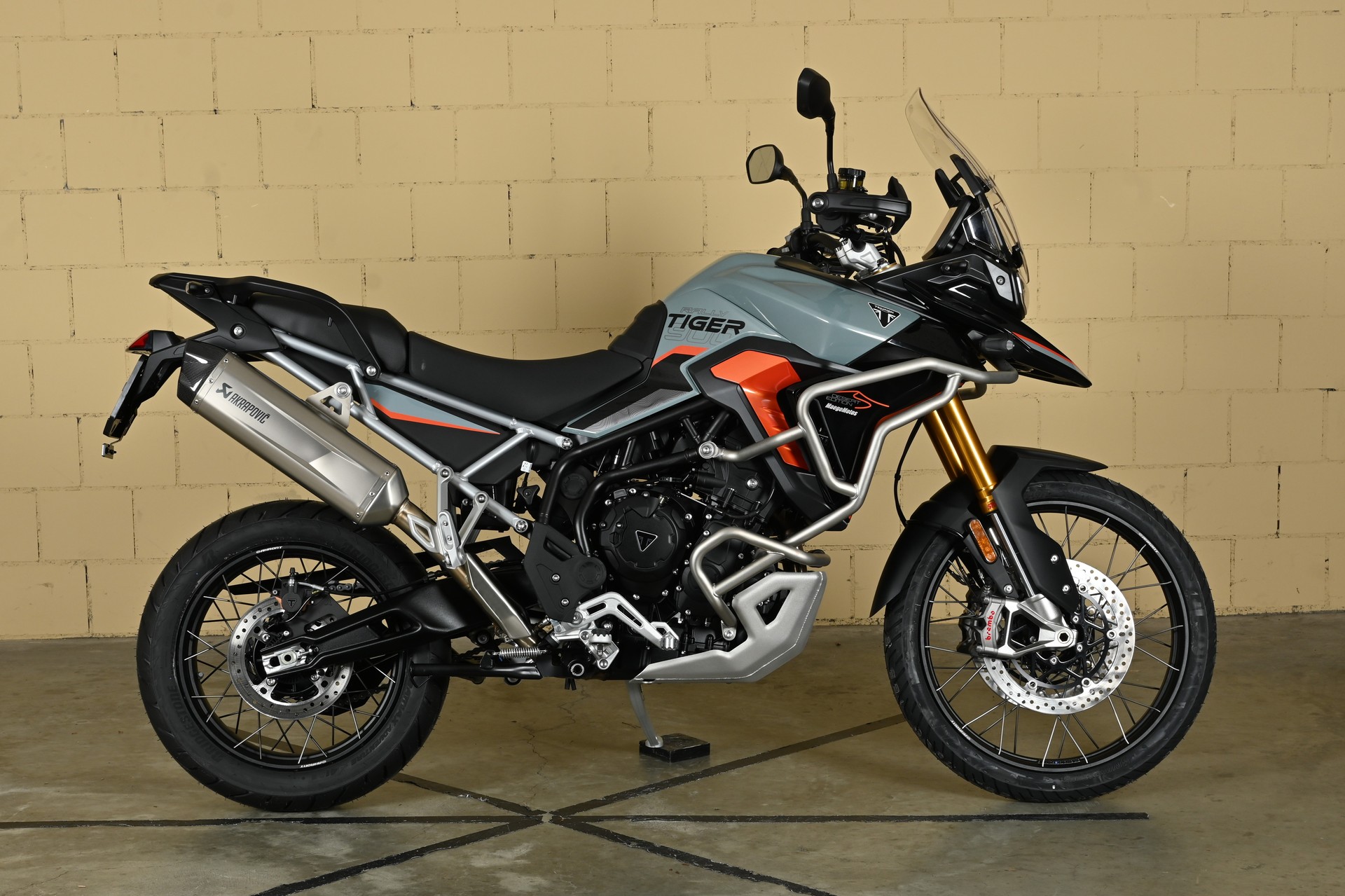 TRIUMPH 900 Rally Pro Desert Edition-showroom-element-2