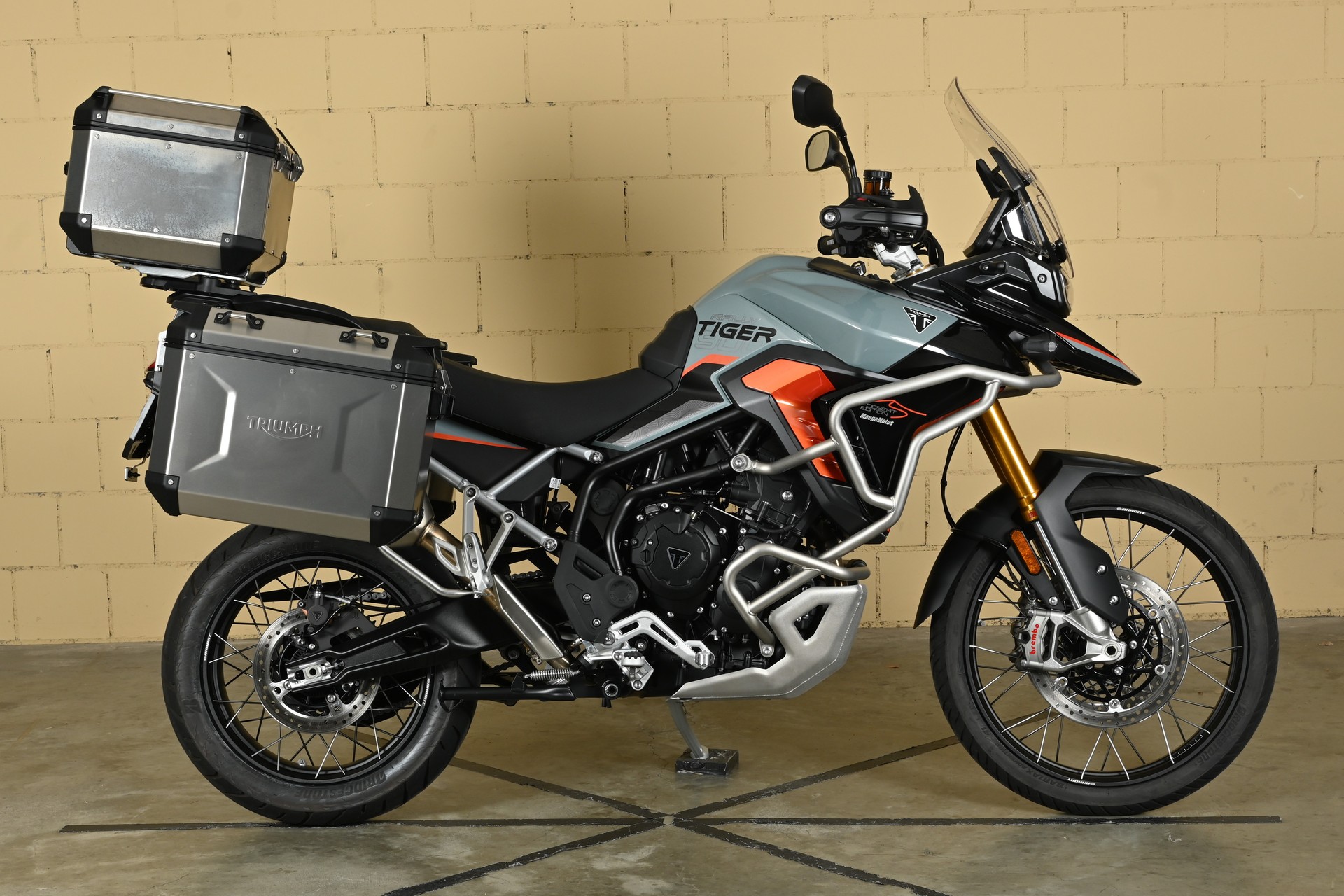 TRIUMPH 900 Rally Pro Desert Edition