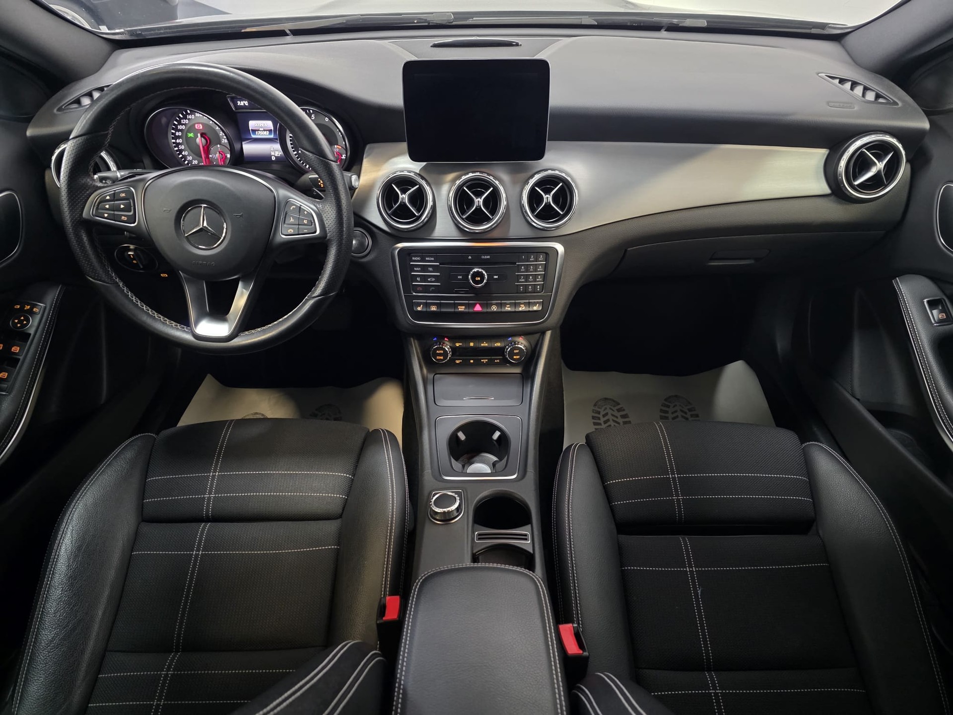 MERCEDES-BENZ GLA 250 Urban 4Matic 7G-DCT-image-16