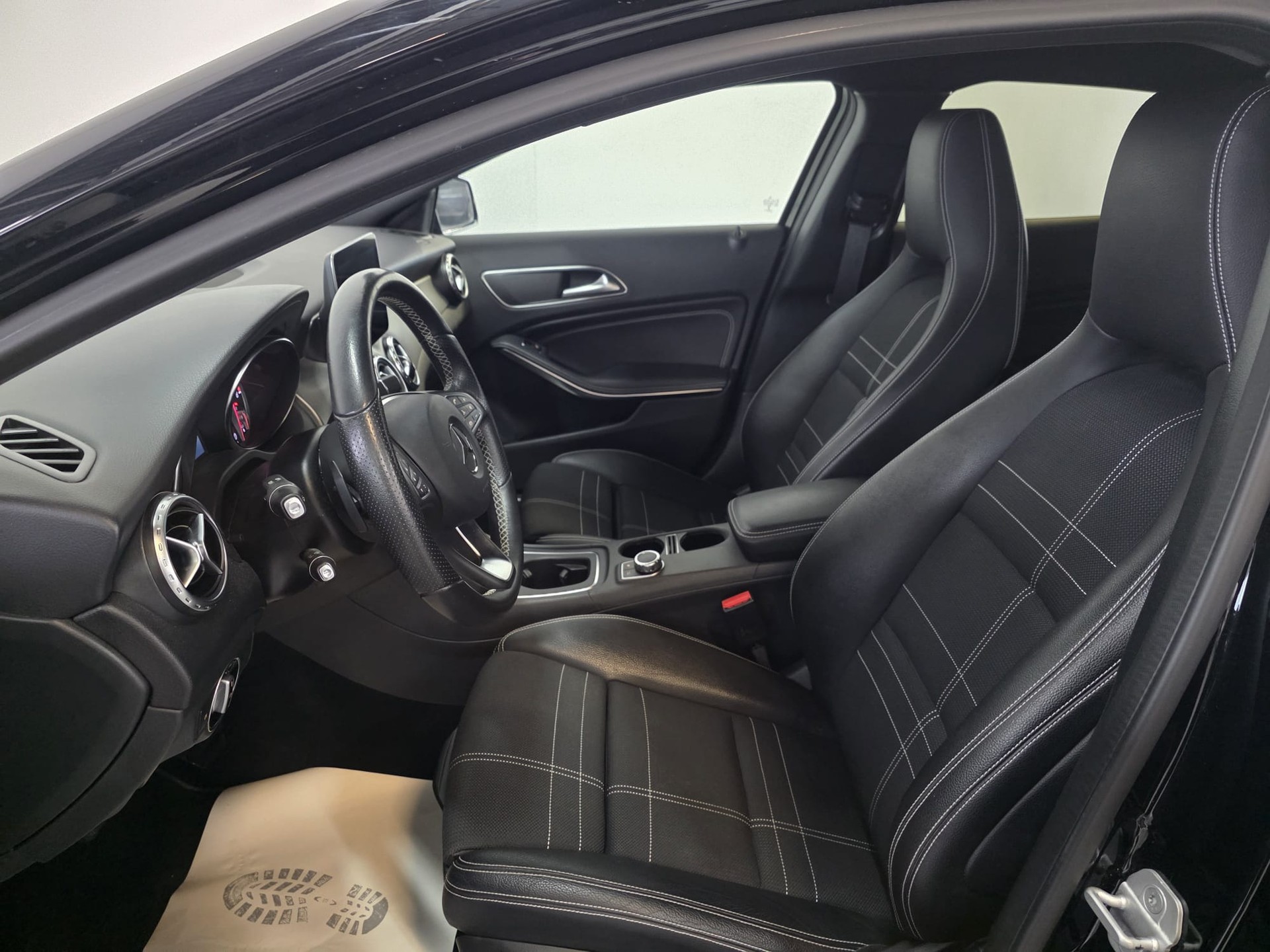 MERCEDES-BENZ GLA 250 Urban 4Matic 7G-DCT-image-18