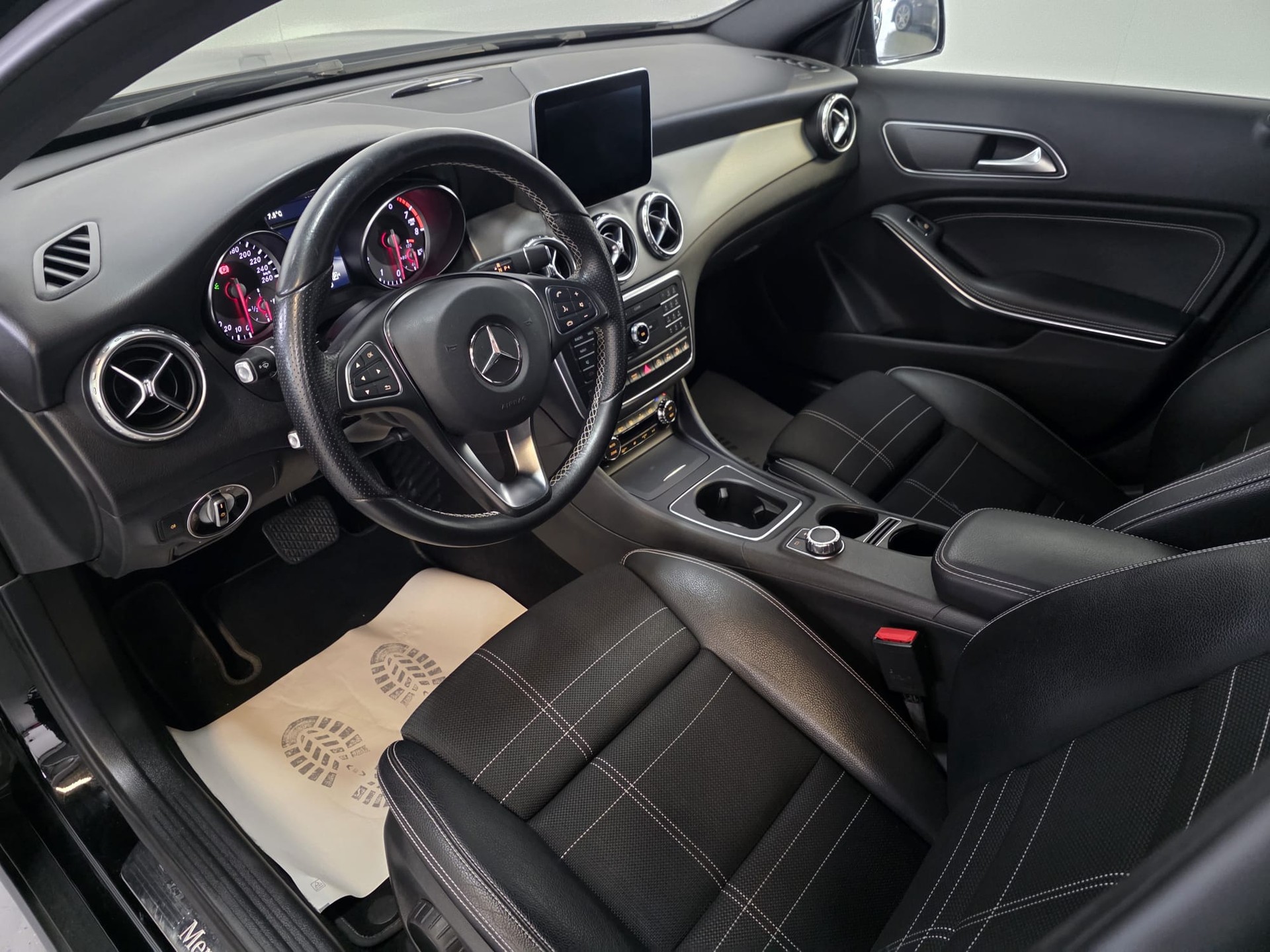MERCEDES-BENZ GLA 250 Urban 4Matic 7G-DCT-image-17