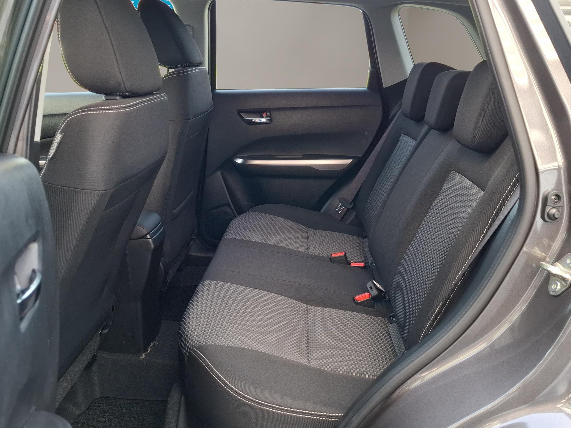 SUZUKI Vitara 1.4 T Sakura Hybrid 4x4-image-9