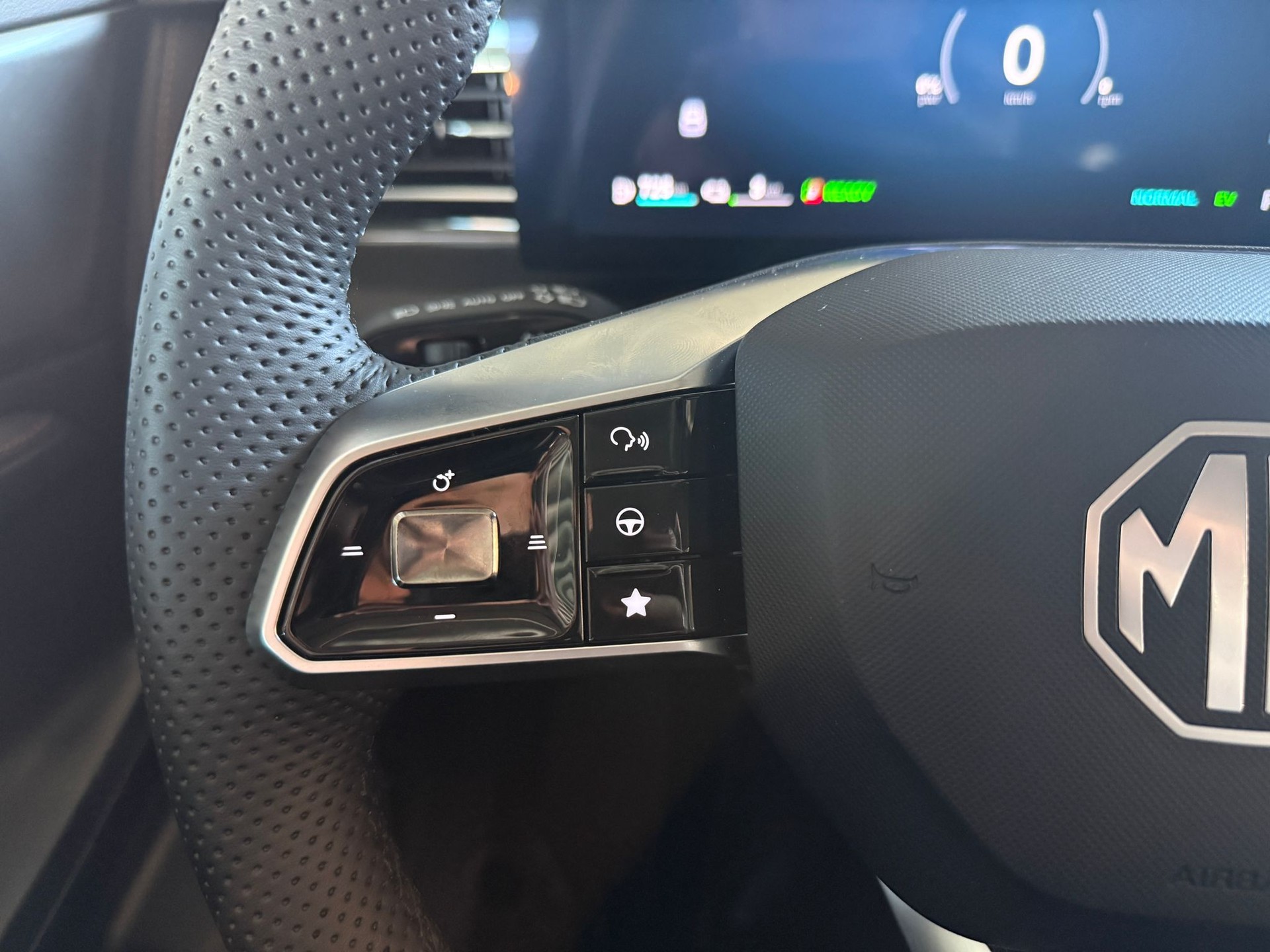 MG HS 1.5 T PHEV Luxury-image-12