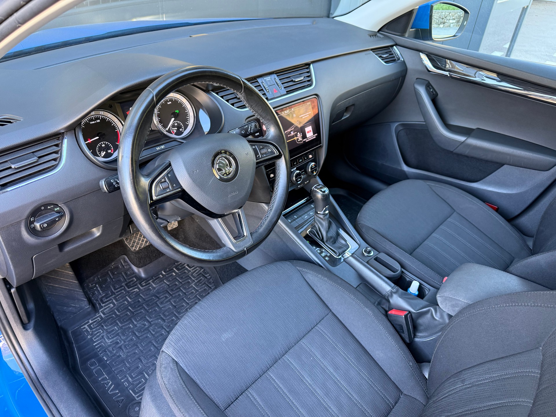 SKODA Octavia Combi 2.0 TDI Swiss Line 25 4x4-image-6