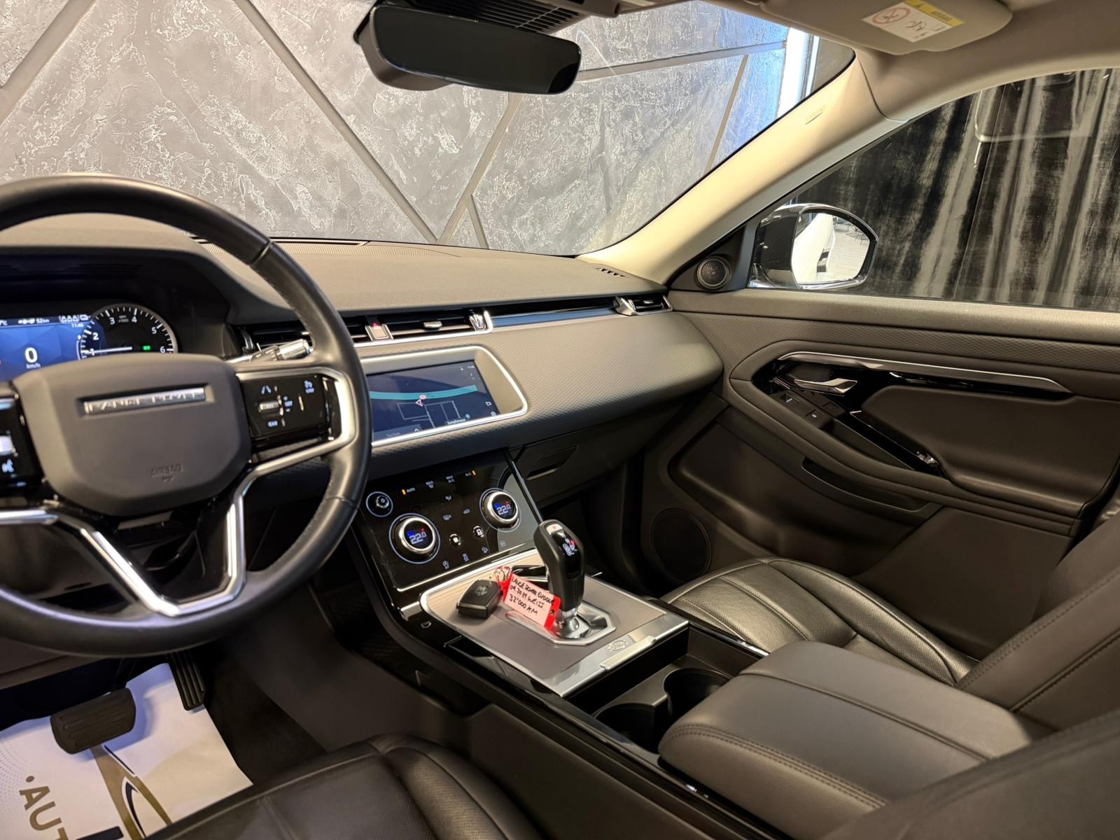 LAND ROVER Range Rover Evoque P 300e AT8-image-9