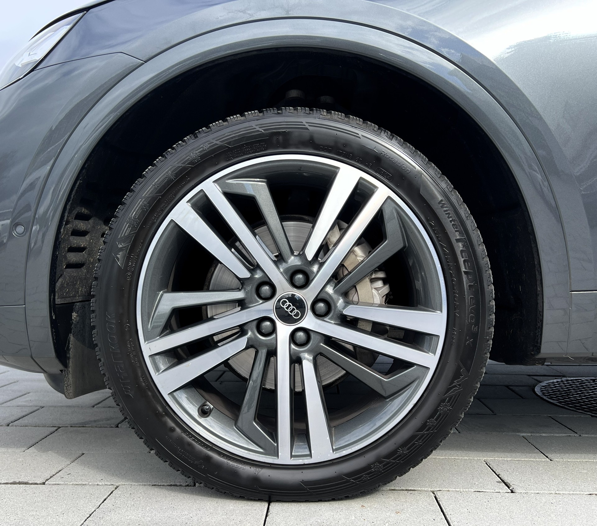 AUDI Q5 40 TDI Black Edition quattro S-tronic-image-11
