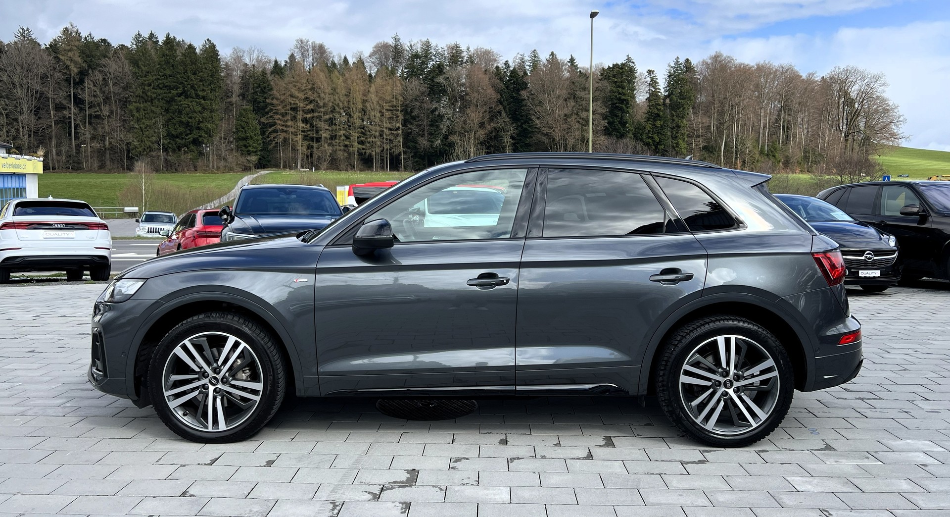 AUDI Q5 40 TDI Black Edition quattro S-tronic-image-1