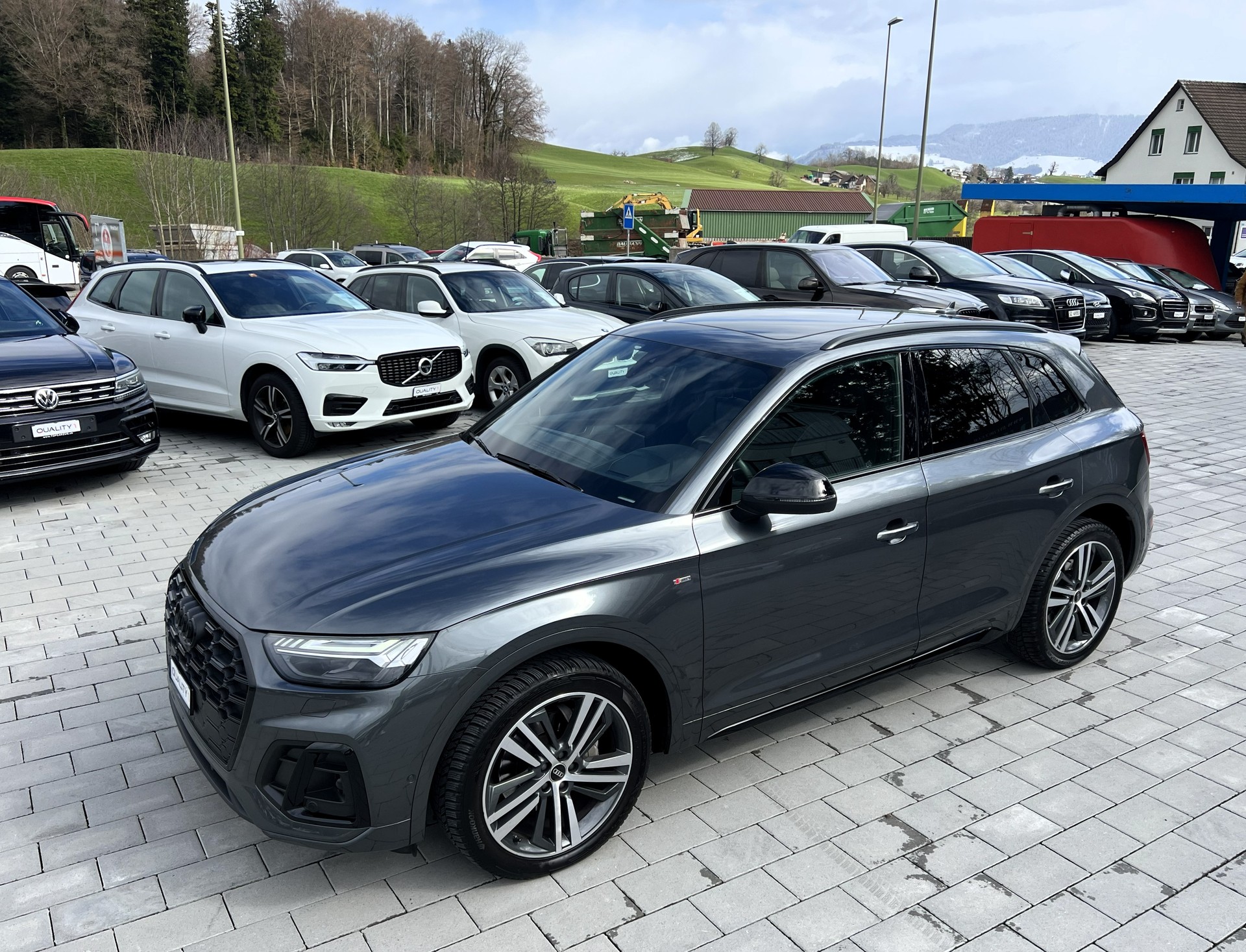 AUDI Q5 40 TDI Black Edition quattro S-tronic-image-10