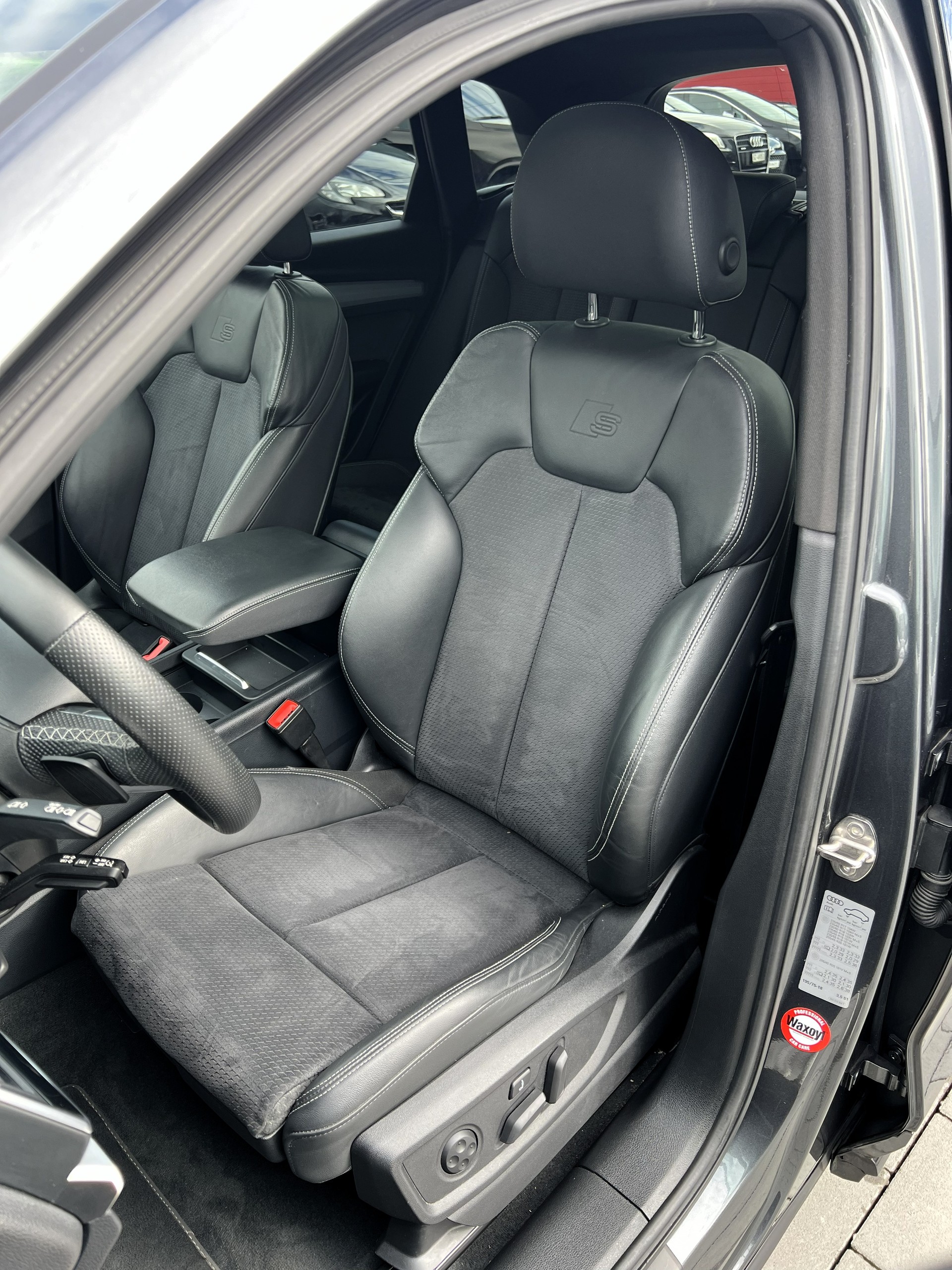 AUDI Q5 40 TDI Black Edition quattro S-tronic-image-18