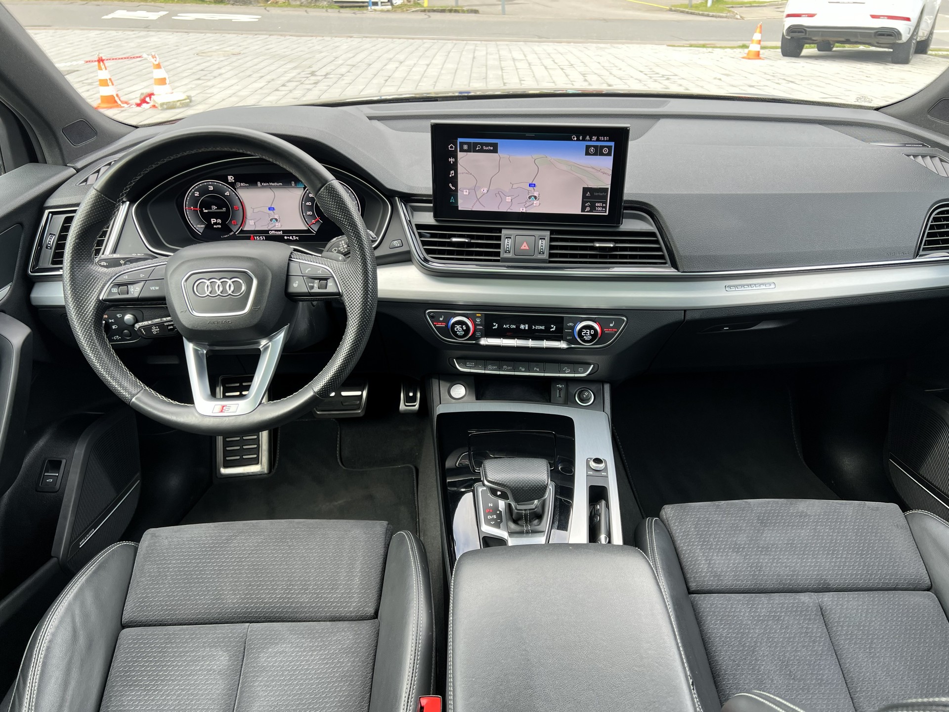 AUDI Q5 40 TDI Black Edition quattro S-tronic-image-26