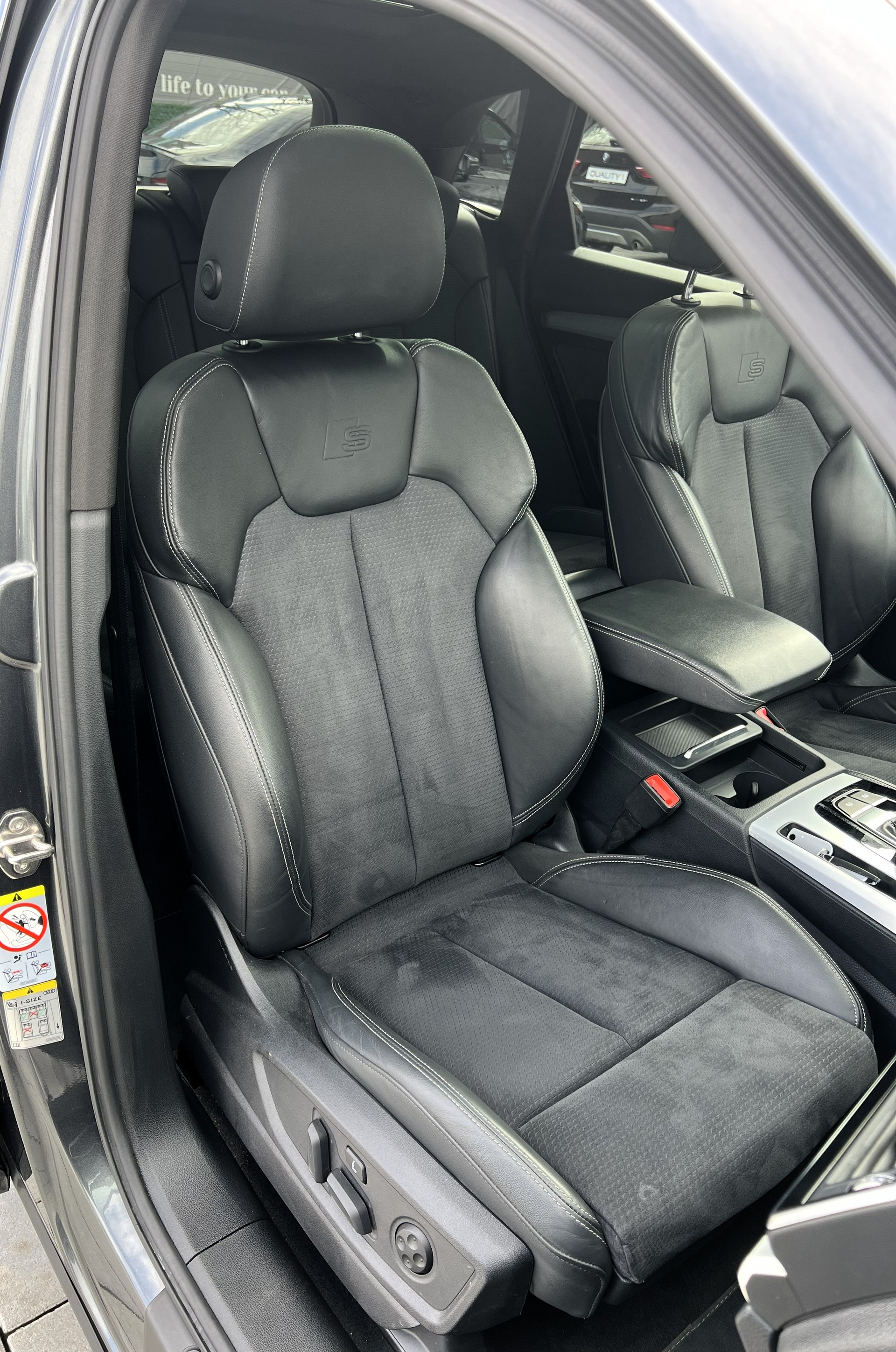 AUDI Q5 40 TDI Black Edition quattro S-tronic-image-15