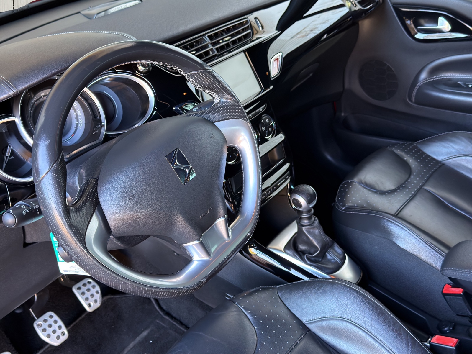 DS AUTOMOBILES DS 3 1.2 PureTech Givenchy le Make Up-image-10