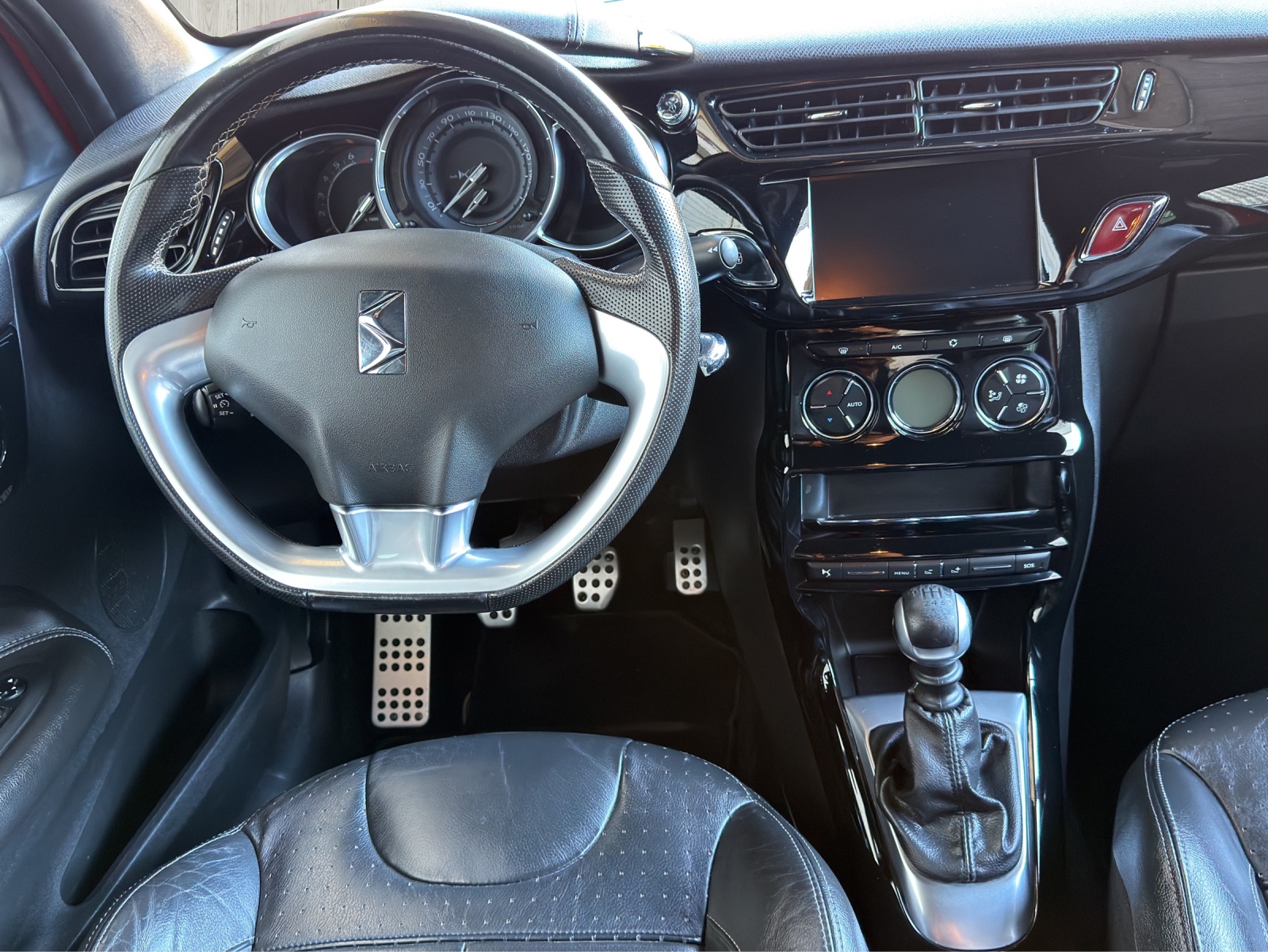 DS AUTOMOBILES DS 3 1.2 PureTech Givenchy le Make Up-image-11