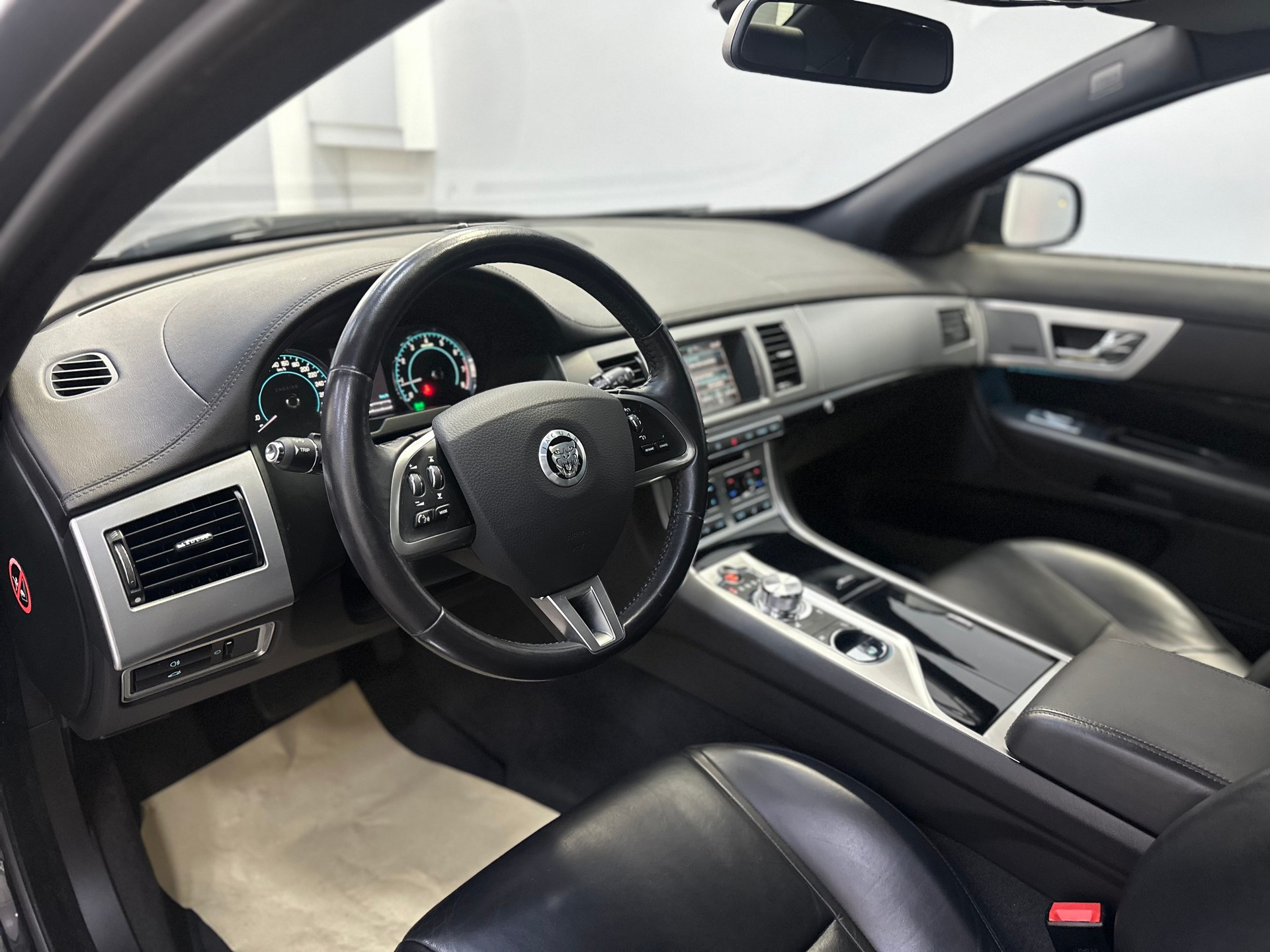 JAGUAR XF 3.0 V6 S/C Luxury 4x4-image-12