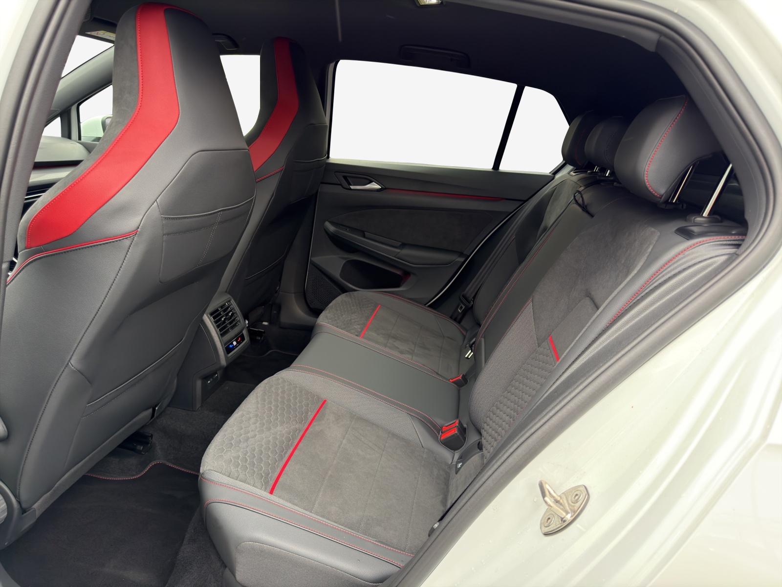 VW Golf 2.0 TSI GTI Clubsport DSG-image-11