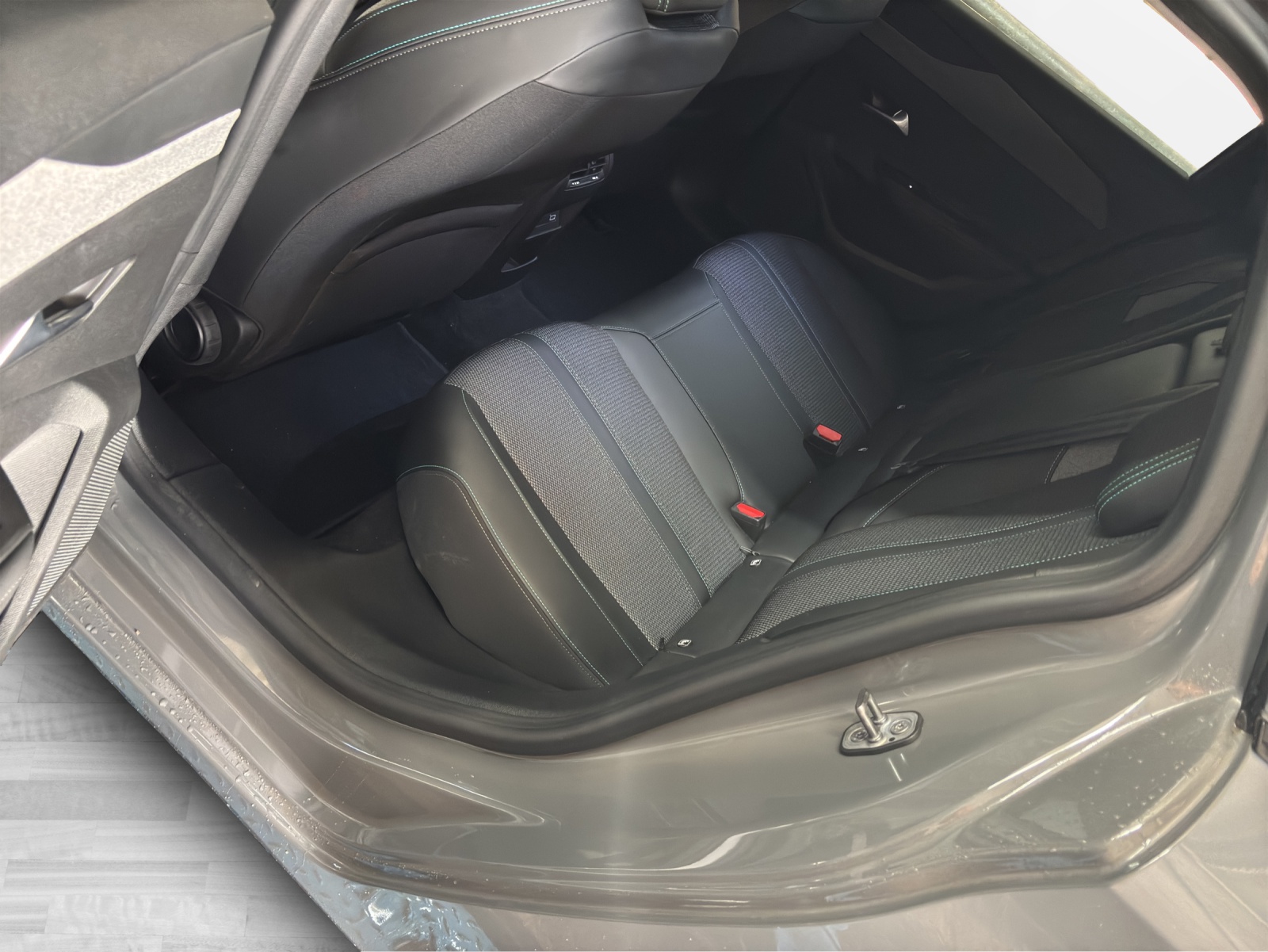 PEUGEOT 308 SW 1.2 PureTech Allure-image-17