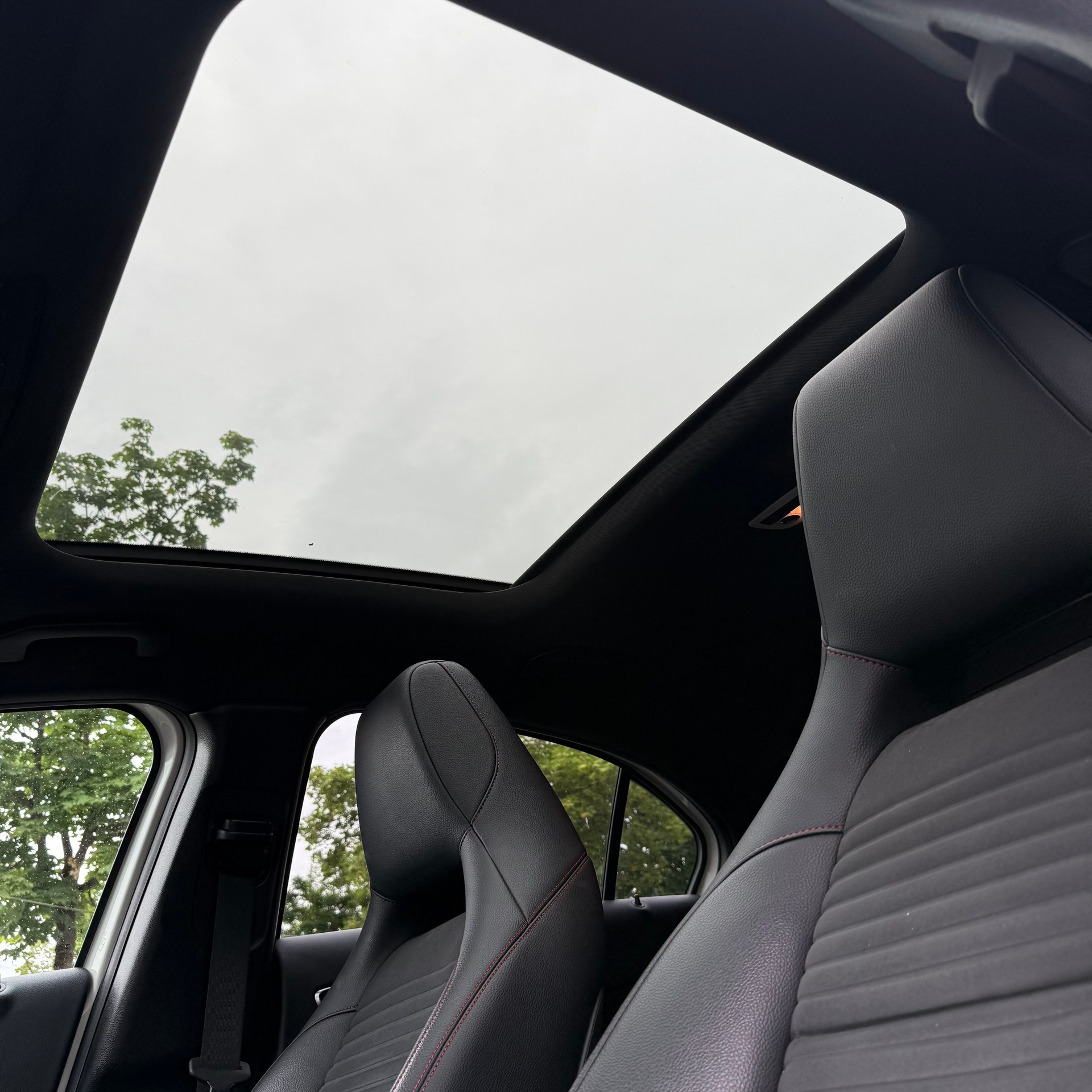 MERCEDES-BENZ A 250 AMG Line 7G-DCT *PANORAMA-DACH*-image-4