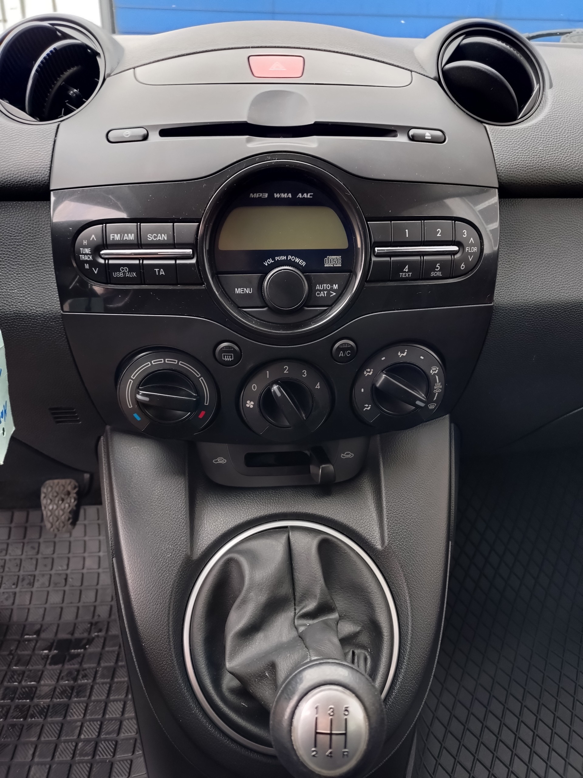MAZDA 2 1.3i 16V Voila ma Suisse Edition-image-8