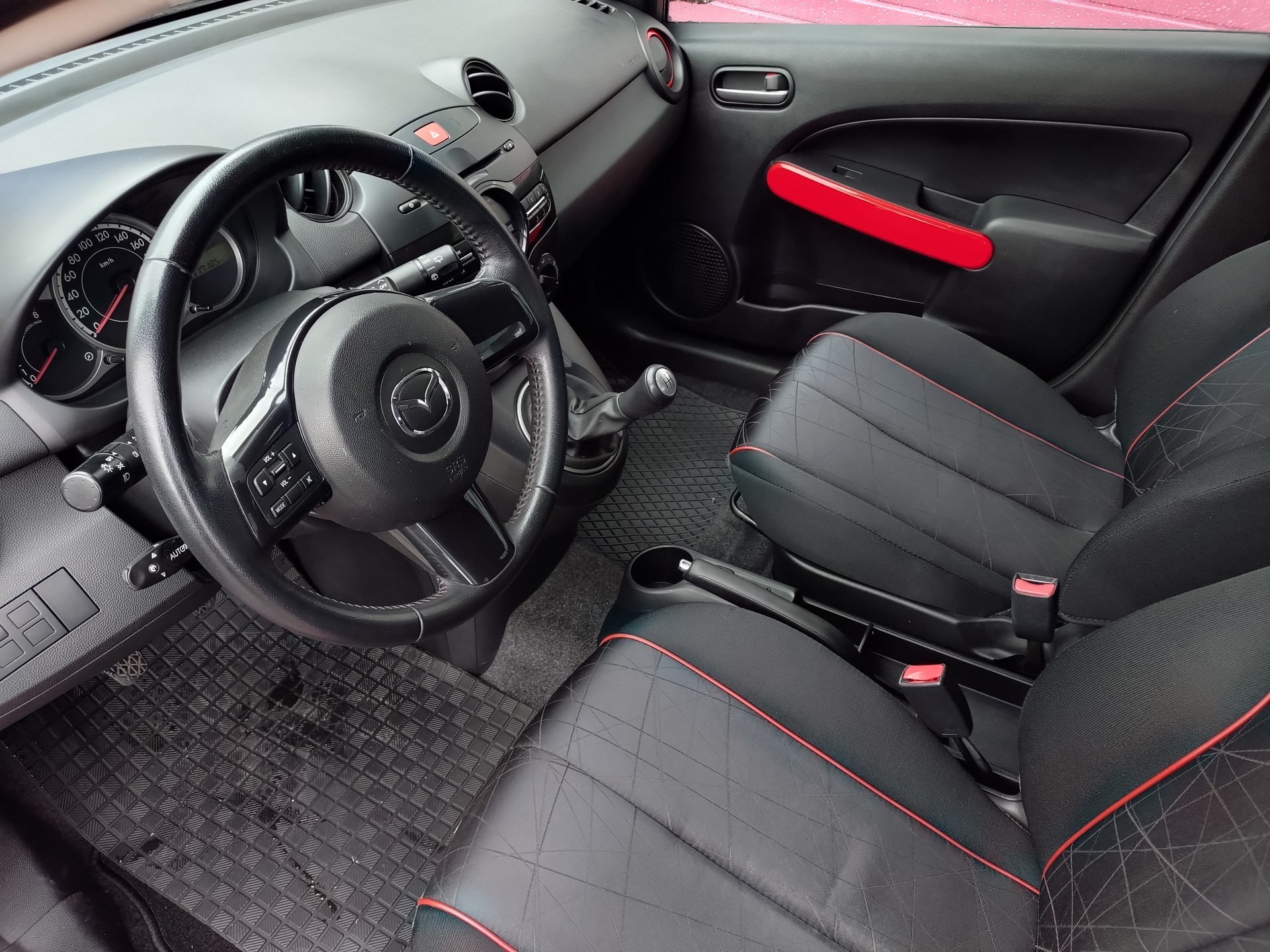 MAZDA 2 1.3i 16V Voila ma Suisse Edition-image-10