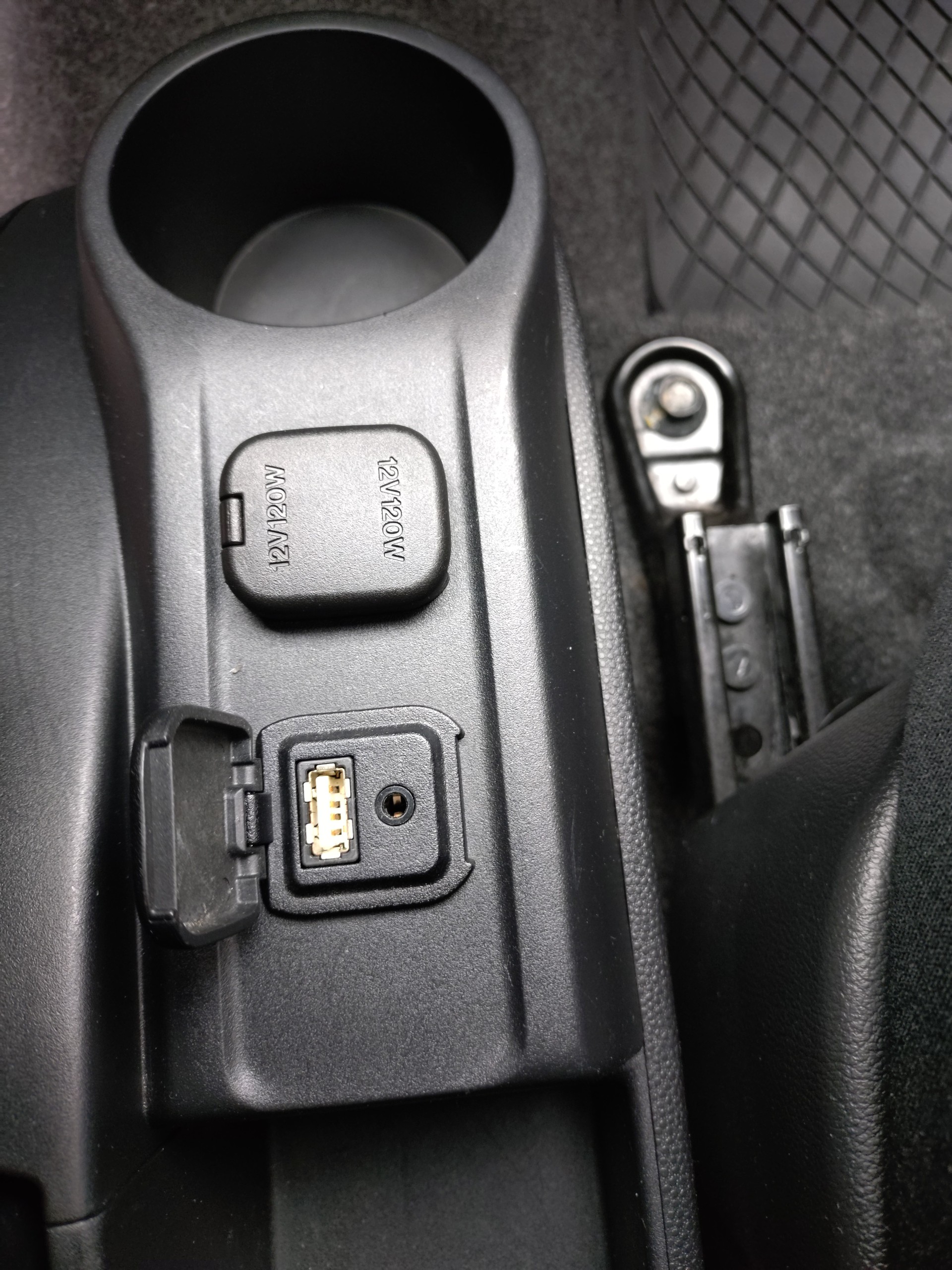 MAZDA 2 1.3i 16V Voila ma Suisse Edition-image-9