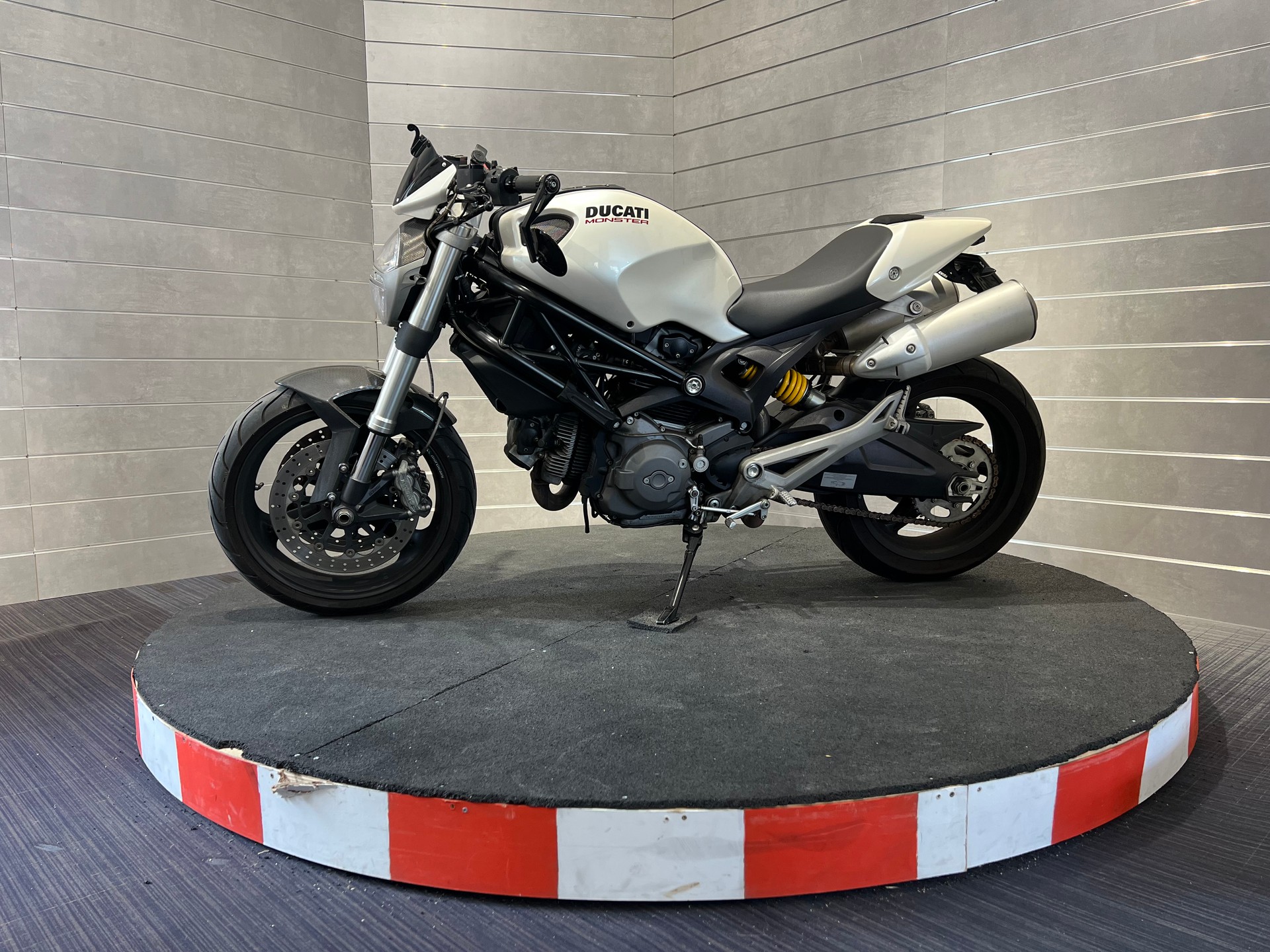 DUCATI Monster 696M 25kW-showroom-element-1