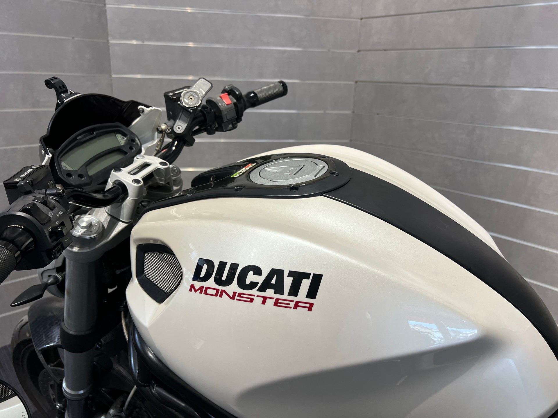 DUCATI Monster 696M 25kW-image-13
