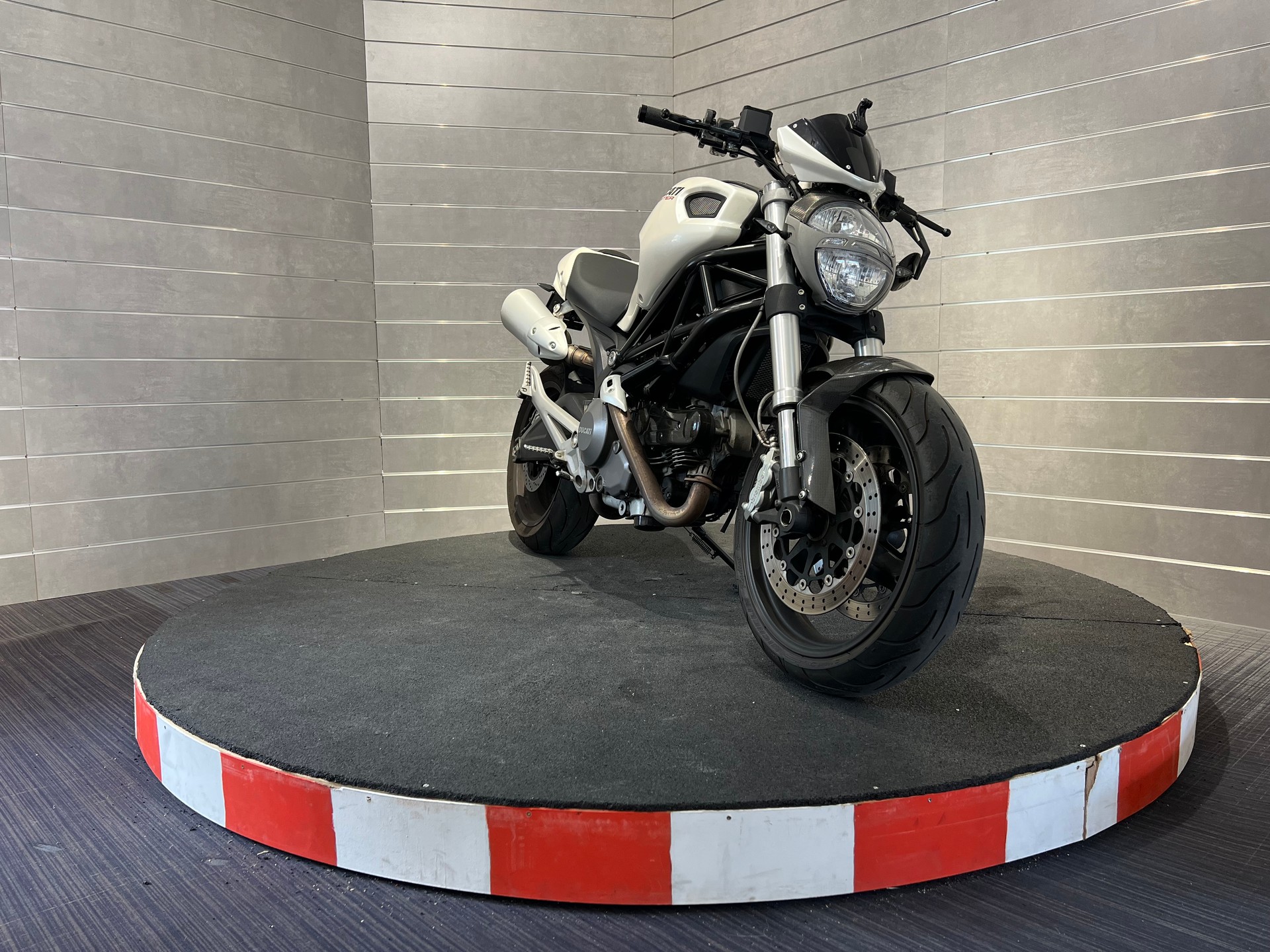 DUCATI Monster 696M 25kW-image-7