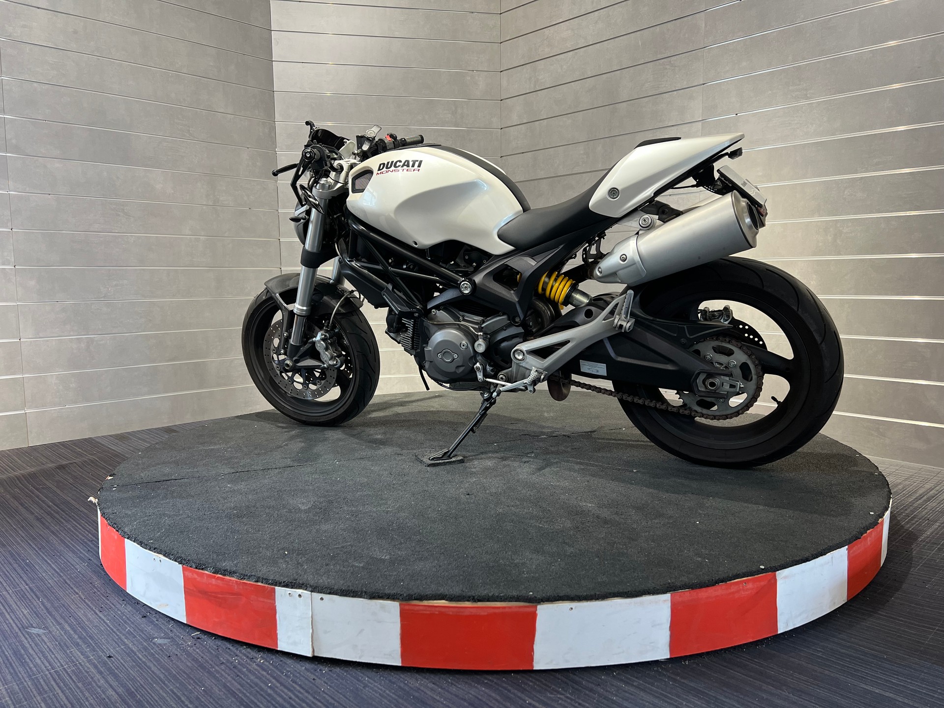 DUCATI Monster 696M 25kW-showroom-element-2
