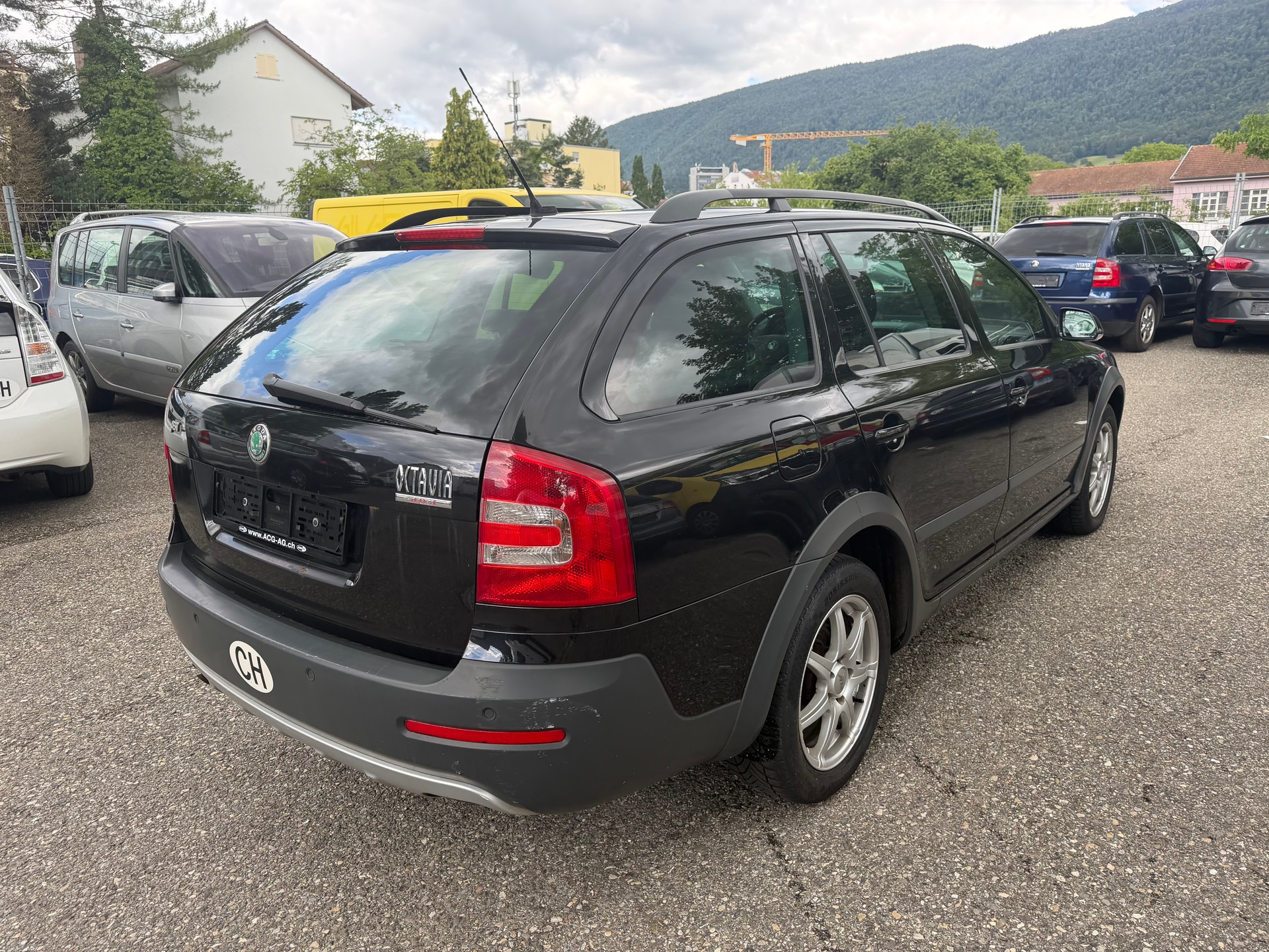SKODA Octavia Scout 2.0 TDI 4x4 * Leder * Klima-auto * Navi * Xenon * Tempomat * PDC V&H * B04-image-4