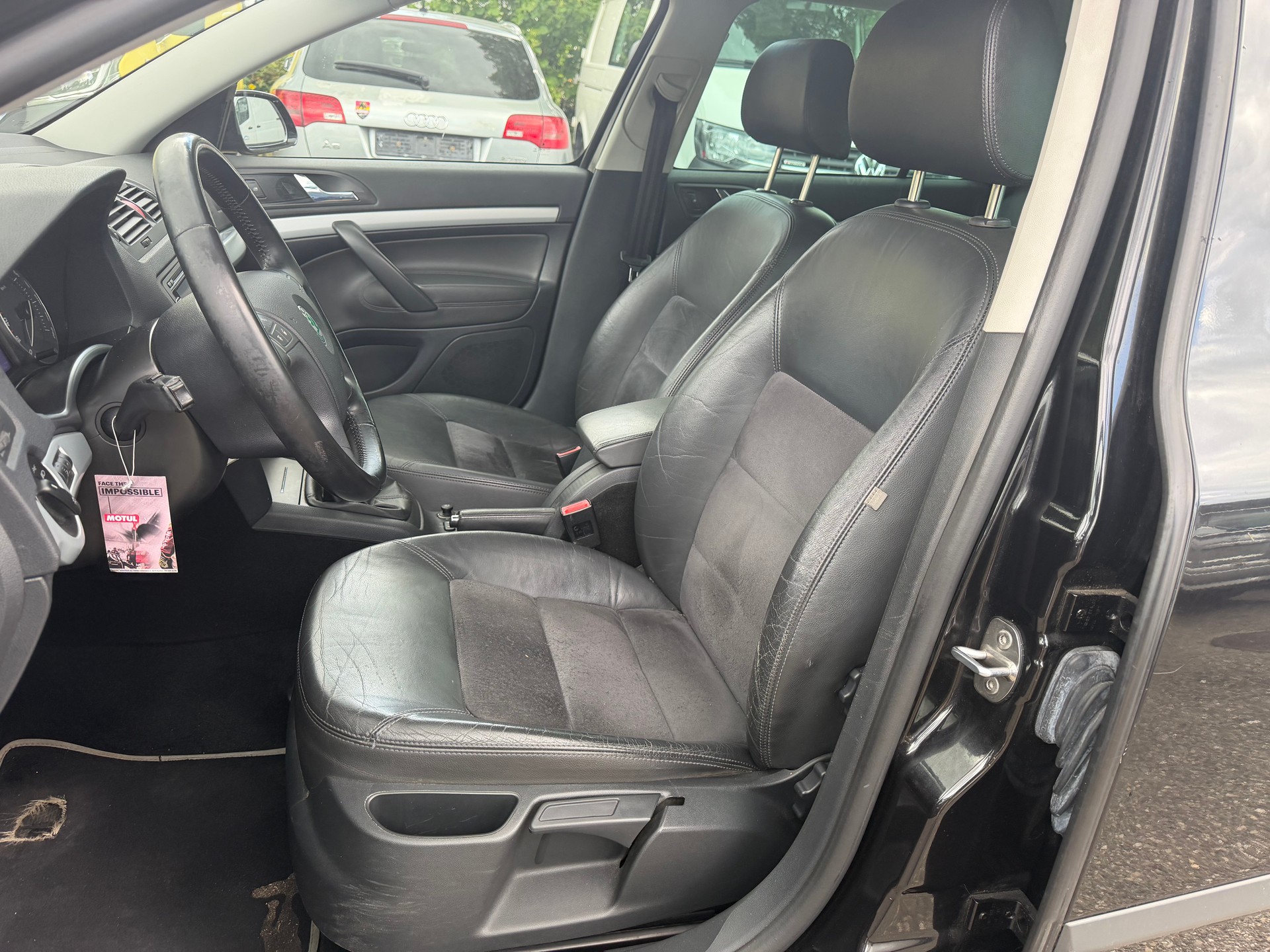 SKODA Octavia Scout 2.0 TDI 4x4 * Leder * Klima-auto * Navi * Xenon * Tempomat * PDC V&H * B04-image-6