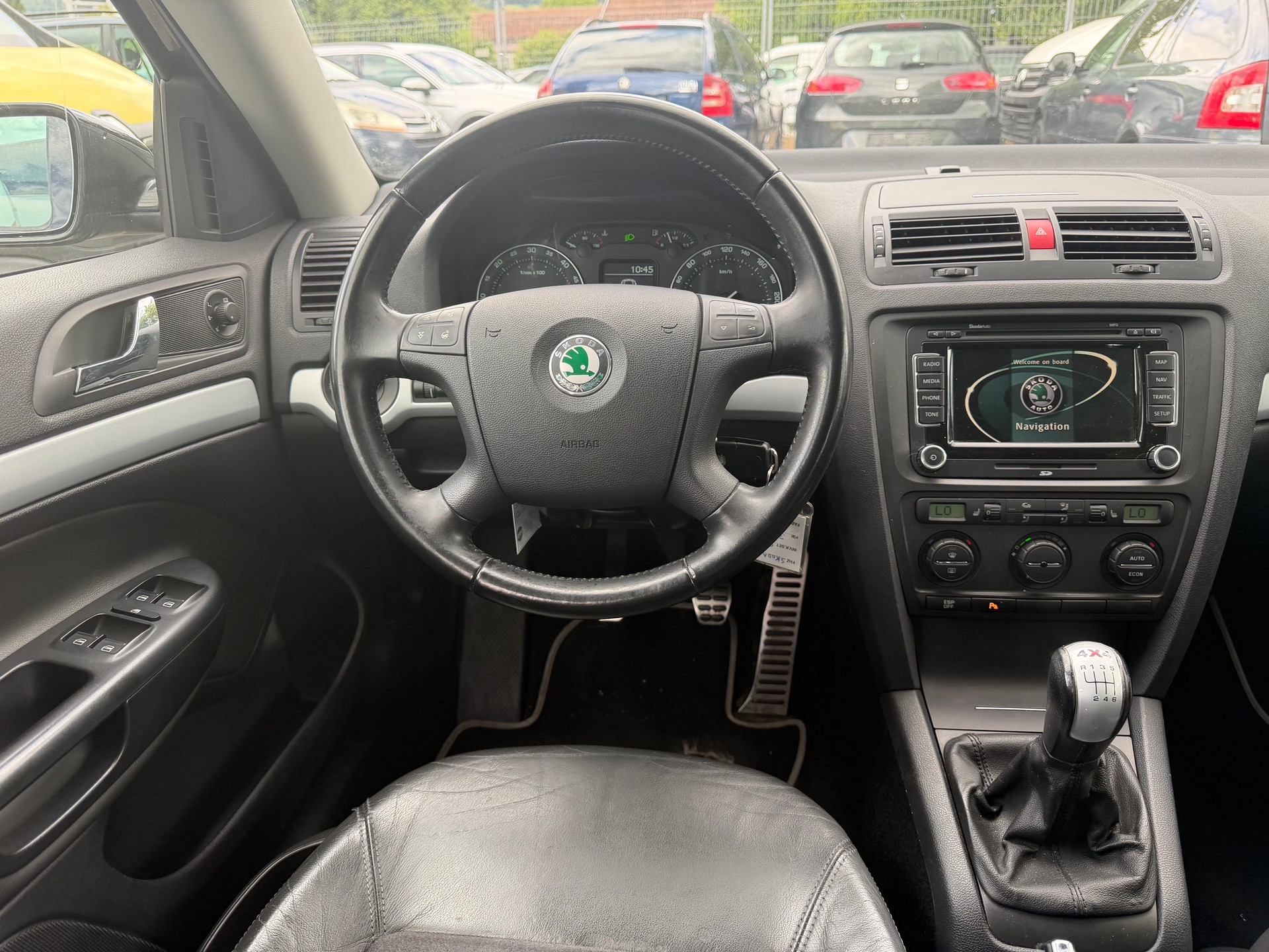 SKODA Octavia Scout 2.0 TDI 4x4 * Leder * Klima-auto * Navi * Xenon * Tempomat * PDC V&H * B04-image-3