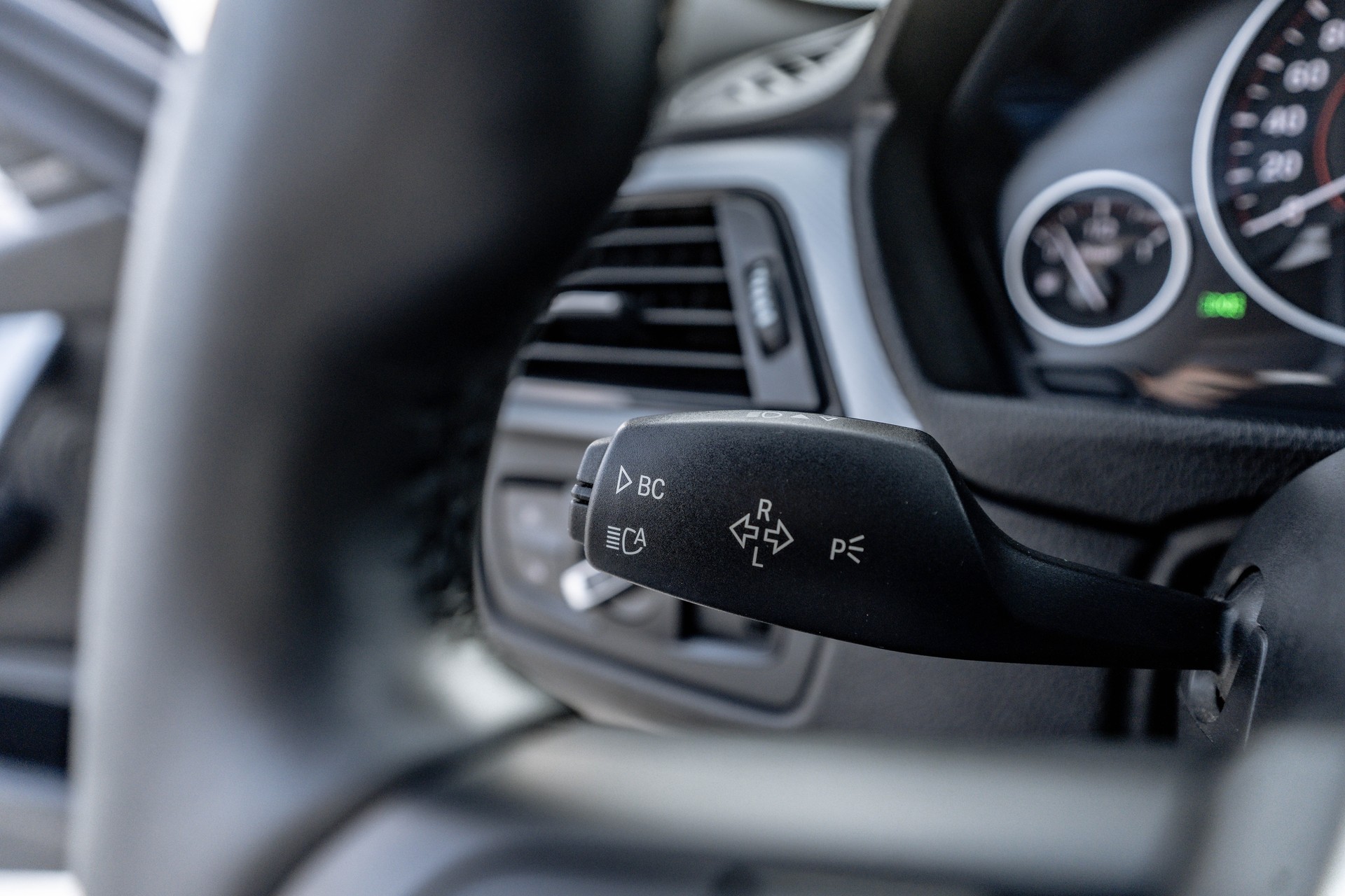BMW 320d xDrive Touring M-Paket * traumhafte Ausstattung * Harman Kardon * technisch einwandfrei *-image-9