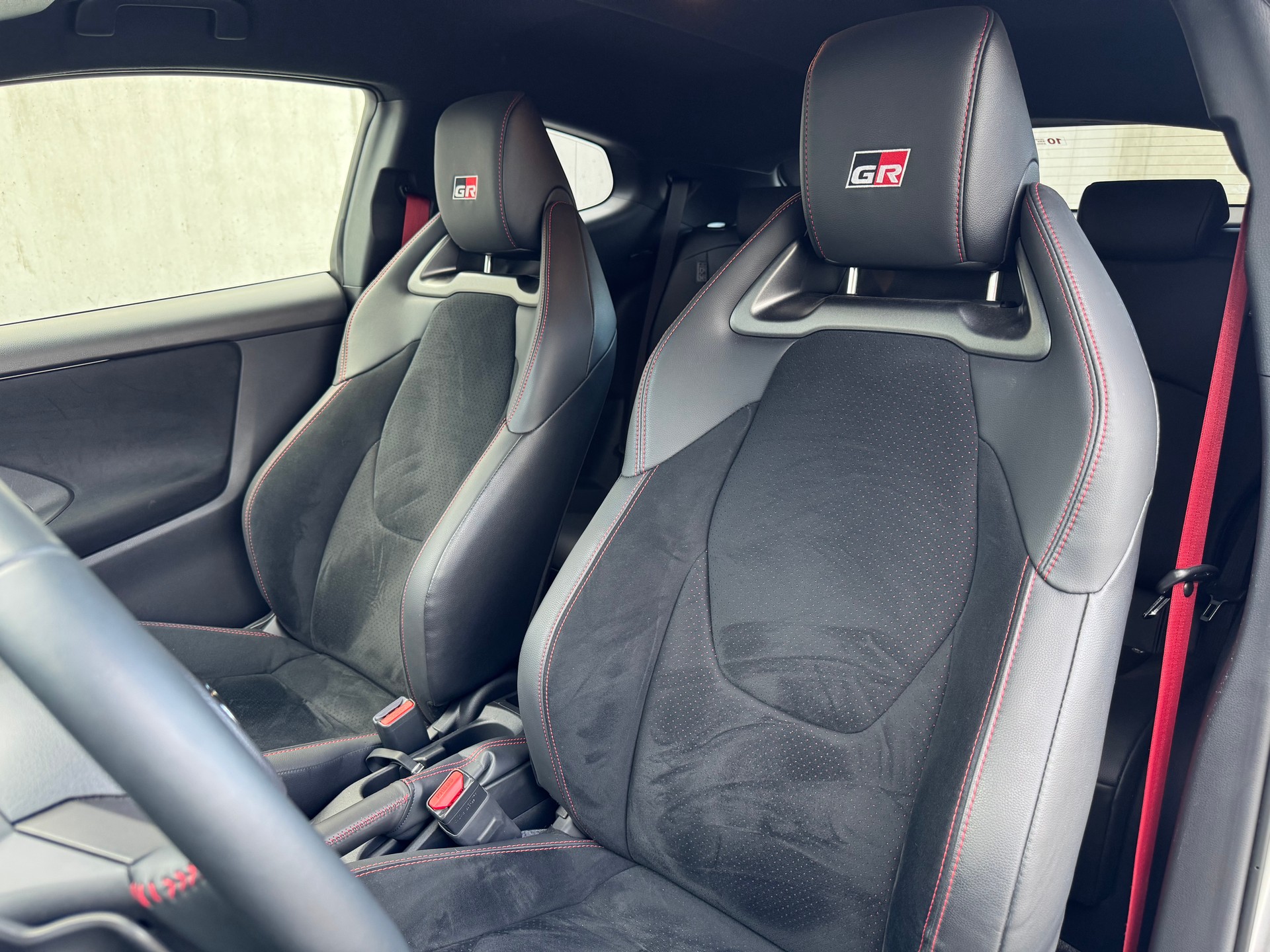 TOYOTA Yaris 1.6 GR Sport A-image-12