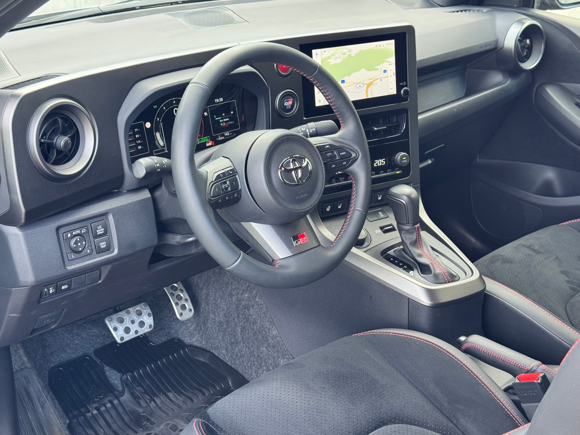 TOYOTA Yaris 1.6 GR Sport A-image-9