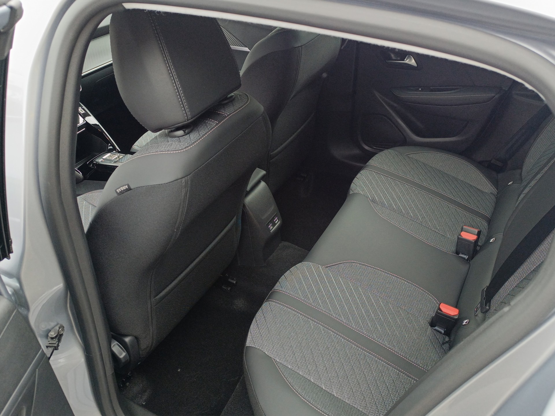 PEUGEOT 208 1.2 MHEV Allure-image-13