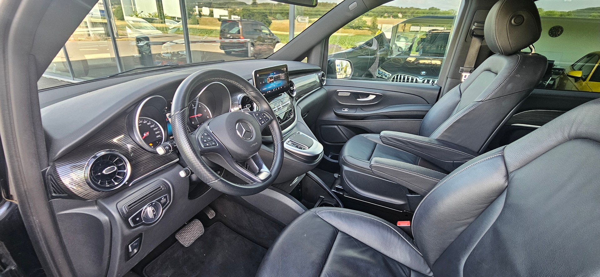 MERCEDES-BENZ V 300 d Avantgarde lang | 8 Sitze - Liegpaket | Distronic | 360° |-image-8