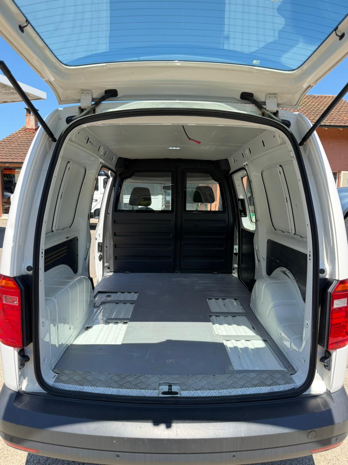 VW Caddy Maxi 2.0TDI 4Motion BlueMotion Technology-image-8