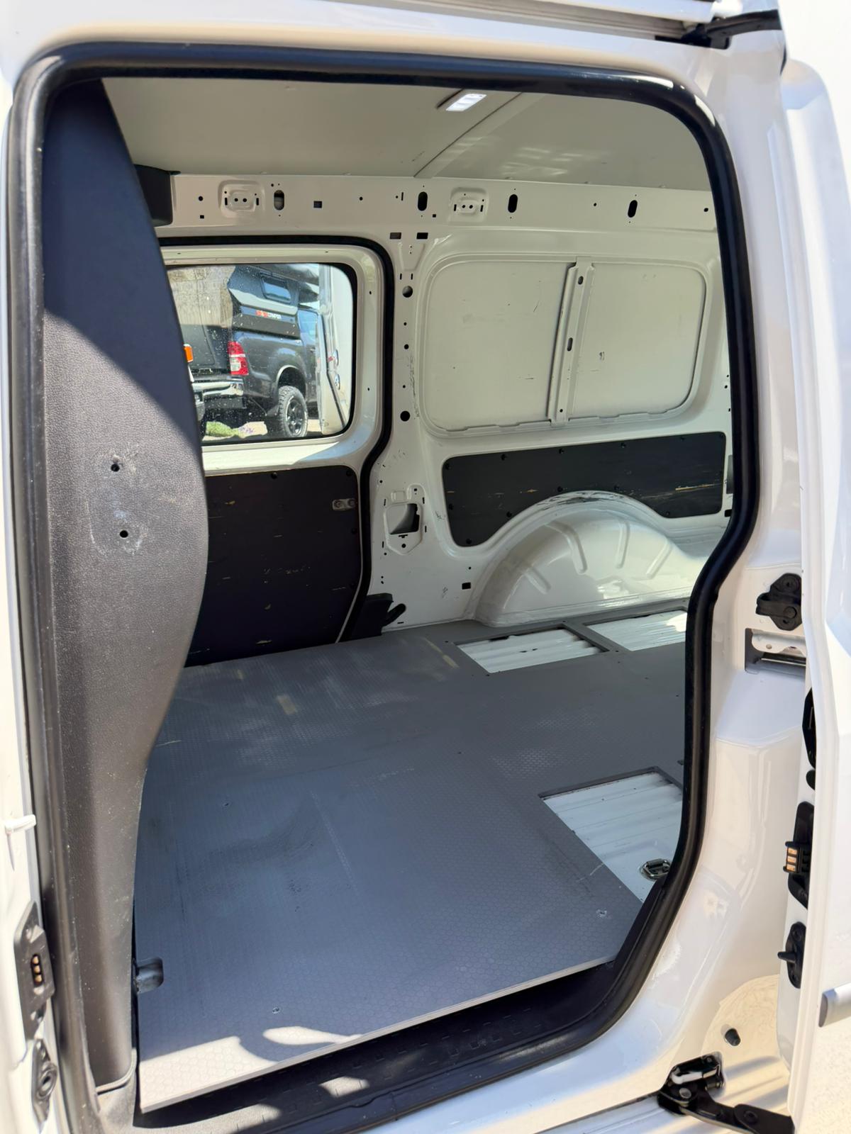 VW Caddy Maxi 2.0TDI 4Motion BlueMotion Technology-image-7