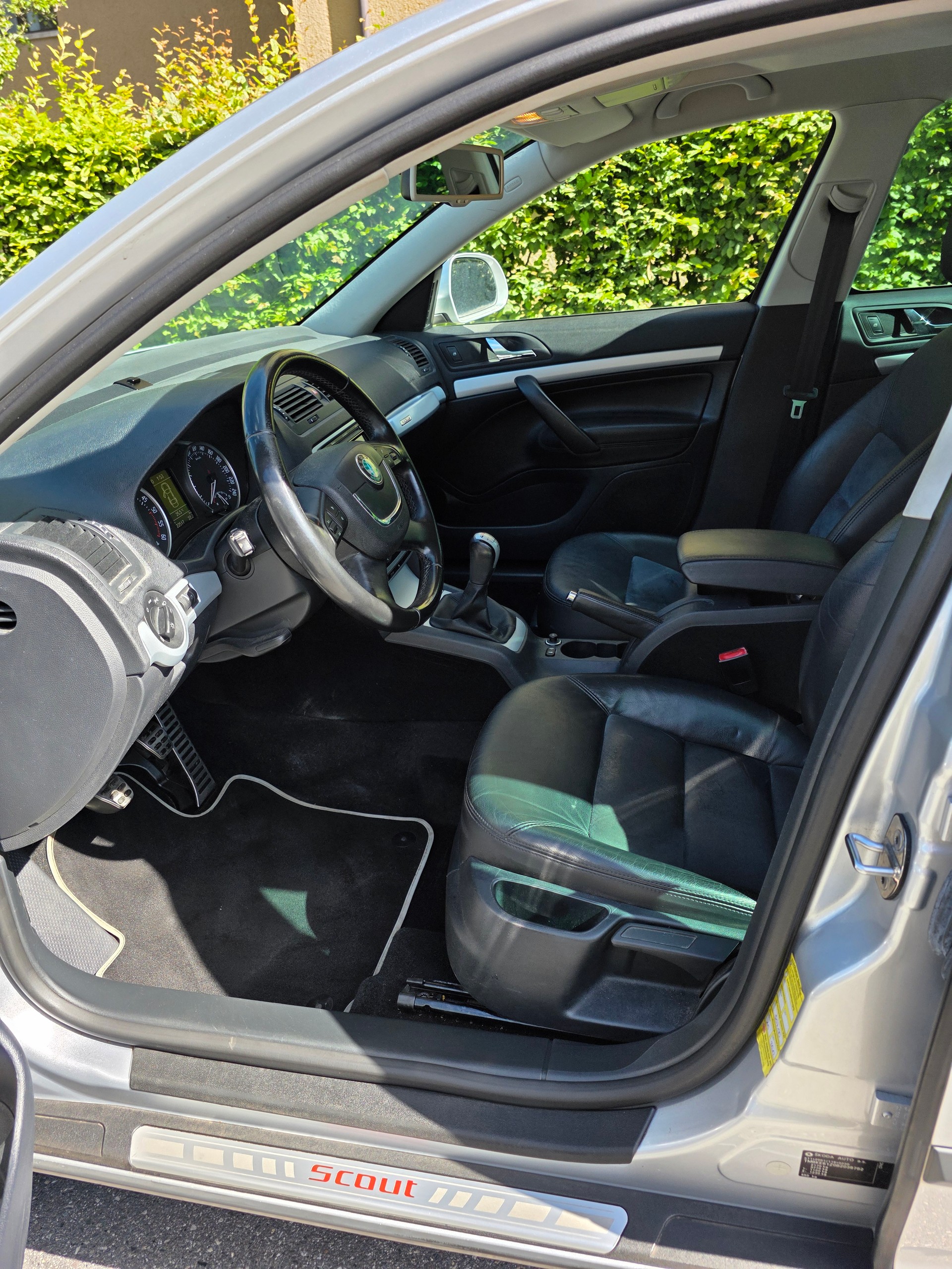 SKODA Octavia Combi 2.0 TDI Scout 4x4-image-8