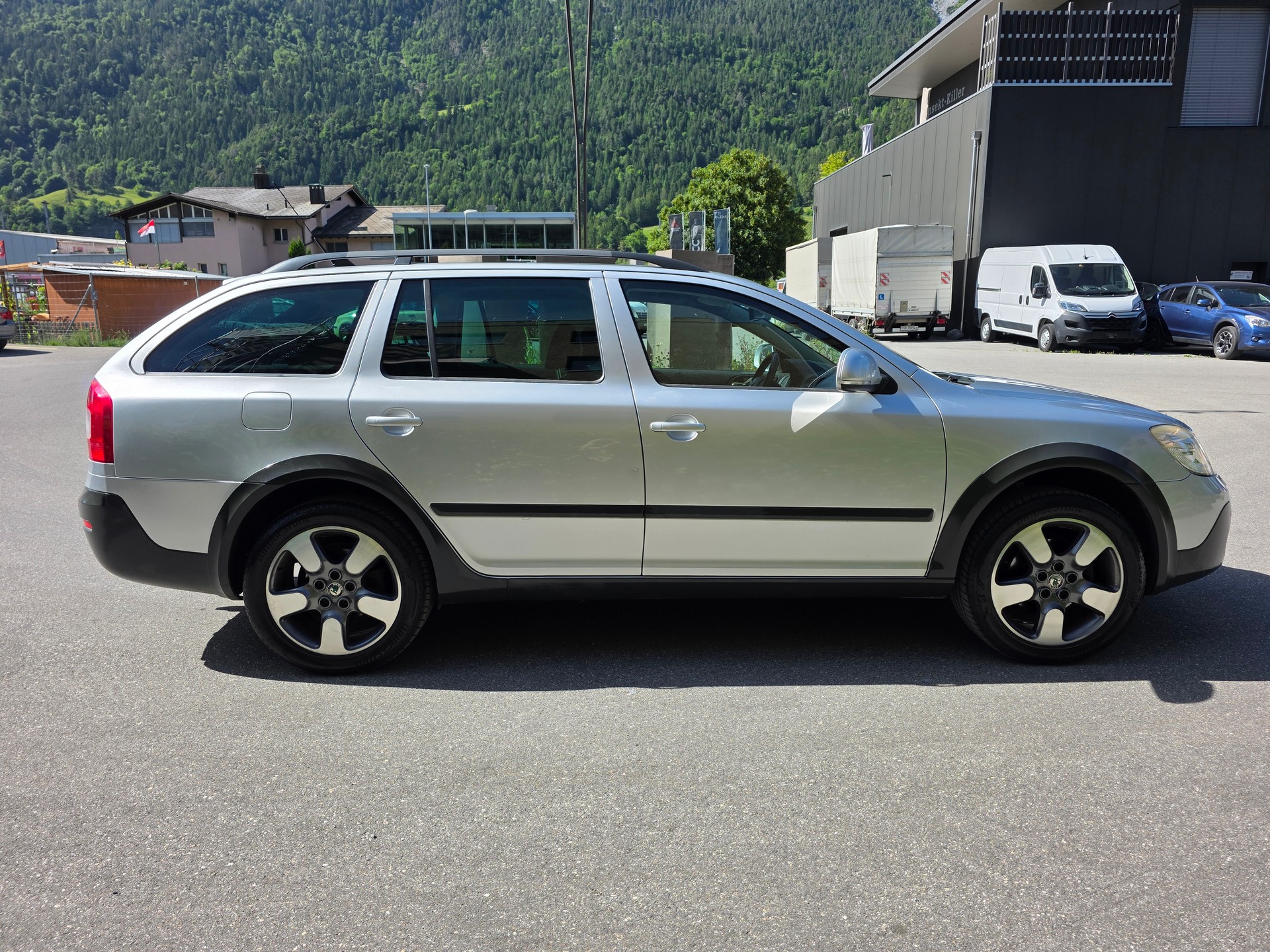 SKODA Octavia Combi 2.0 TDI Scout 4x4-image-5