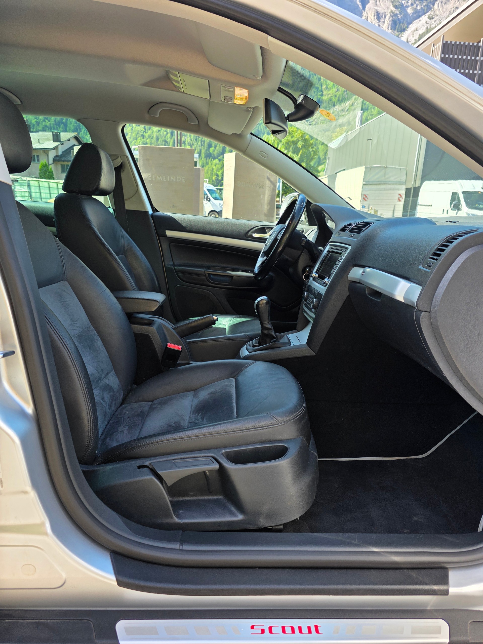 SKODA Octavia Combi 2.0 TDI Scout 4x4-image-12